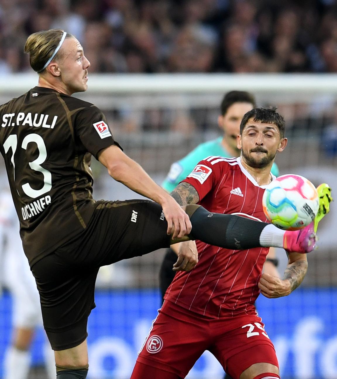 13.05.2023, Hamburg: Fußball: 2. Bundesliga, 32.Spieltag: FC St. Pauli - Fortuna Düsseldorf im Millerntor-Stadion. Hamburgs Lukas Daschner (l) und Düsseldorfs Matthias Zimmermann kämpfen um den Ball.