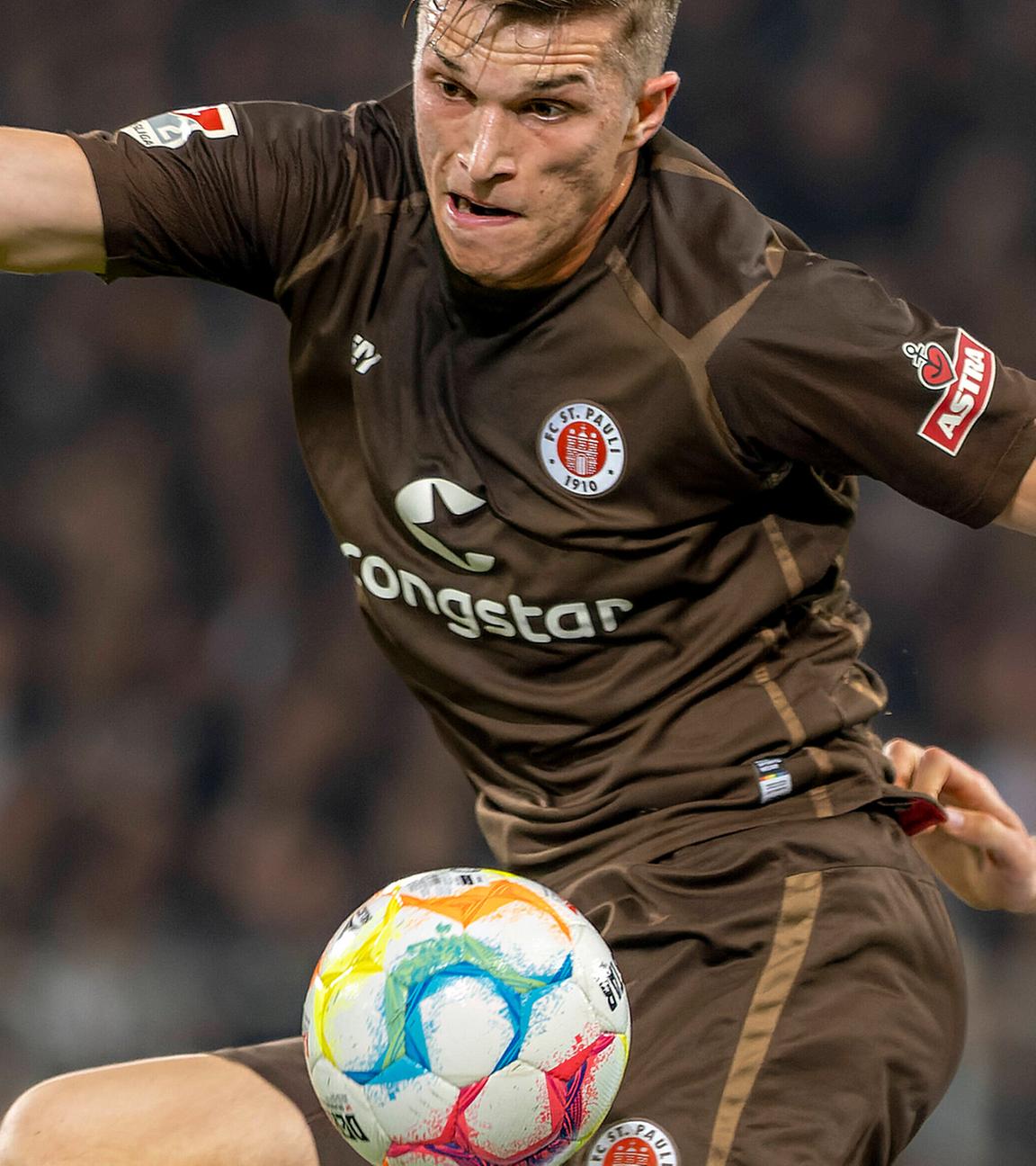 David Otto (St.Pauli) in Aktion gegen Christoph Zimmermann (SV Darmstadt) am 30.10.2022.