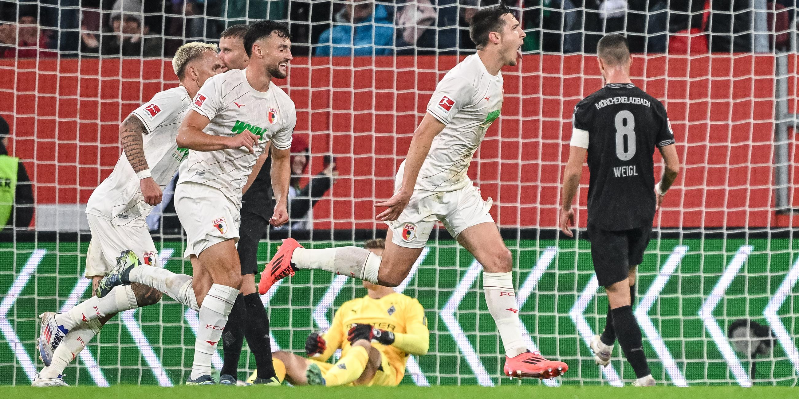 Fußball-Bundesliga, FC Augsburg - Bor. Mönchengladbach: Augsburgs Keven Schlotterbeck (r.) jubelt nach seinem Tor zum 1:0.