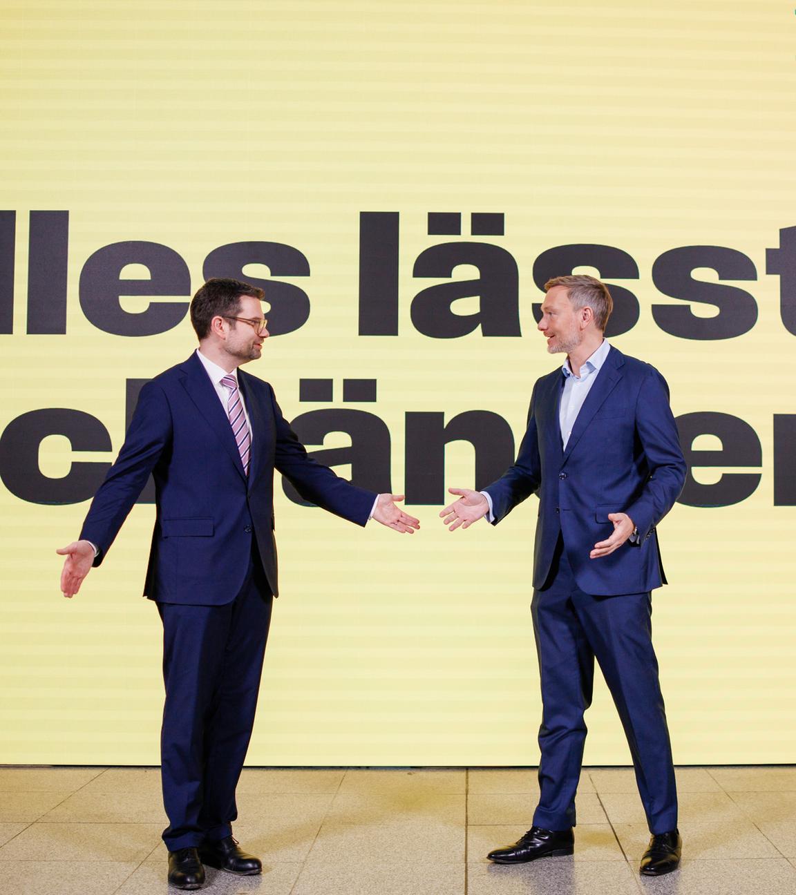 Berlin: FDP-Vorsitzende Christian Lindner (r.), und FDP-Generalsekretär Marco Buschmann (l.), vor einer Kulisse mit der Aufschrift „Alles.“ kann geändert werden"