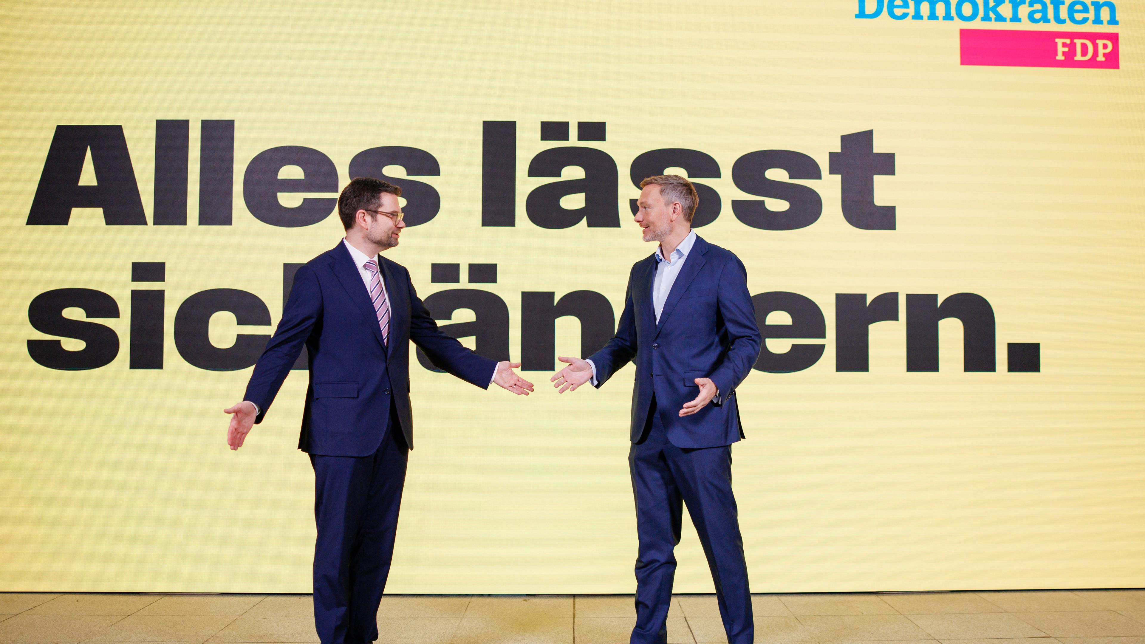 Berlin: FDP-Vorsitzende Christian Lindner (r.), und FDP-Generalsekretär Marco Buschmann (l.), vor einer Kulisse mit der Aufschrift „Alles.“ kann geändert werden"