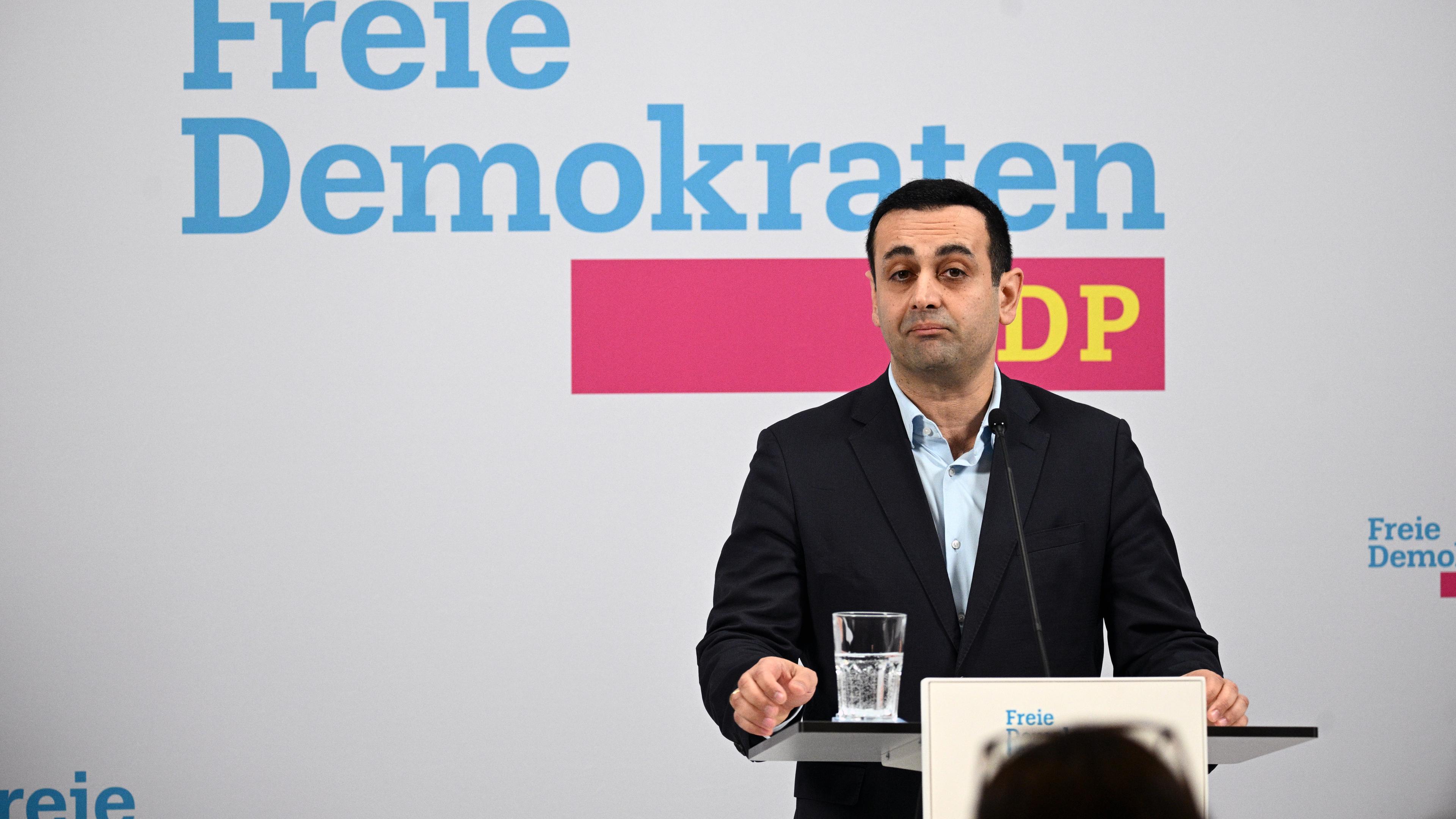 Bijan Djir-Sarai, FDP-Generalsekretär, spricht während eines Statements in der FDP-Bundesgeschäftsstelle. 