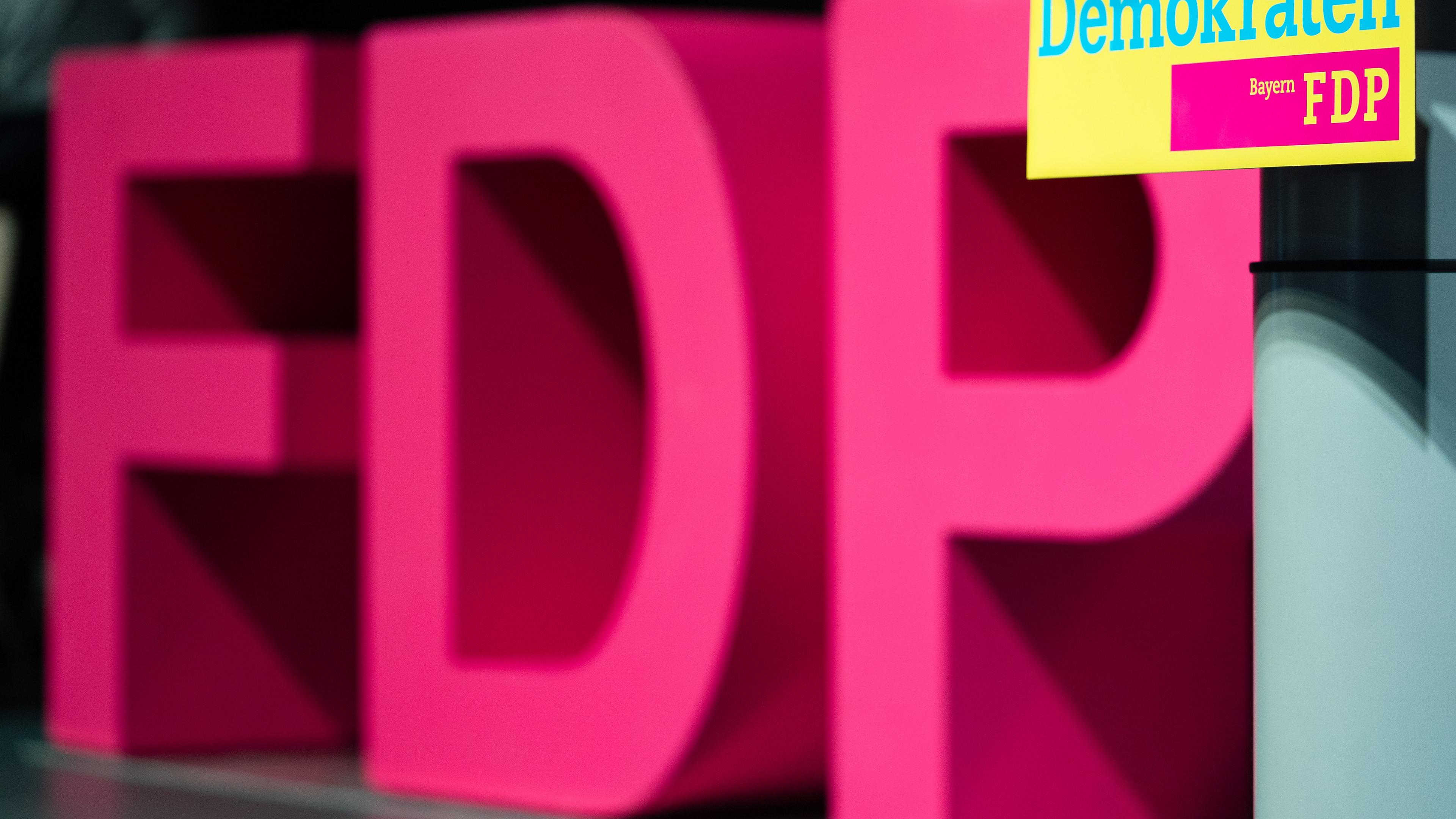 Auf der Bühne der Oberfrankenhalle ist das Logo der Partei FDP aufgebaut