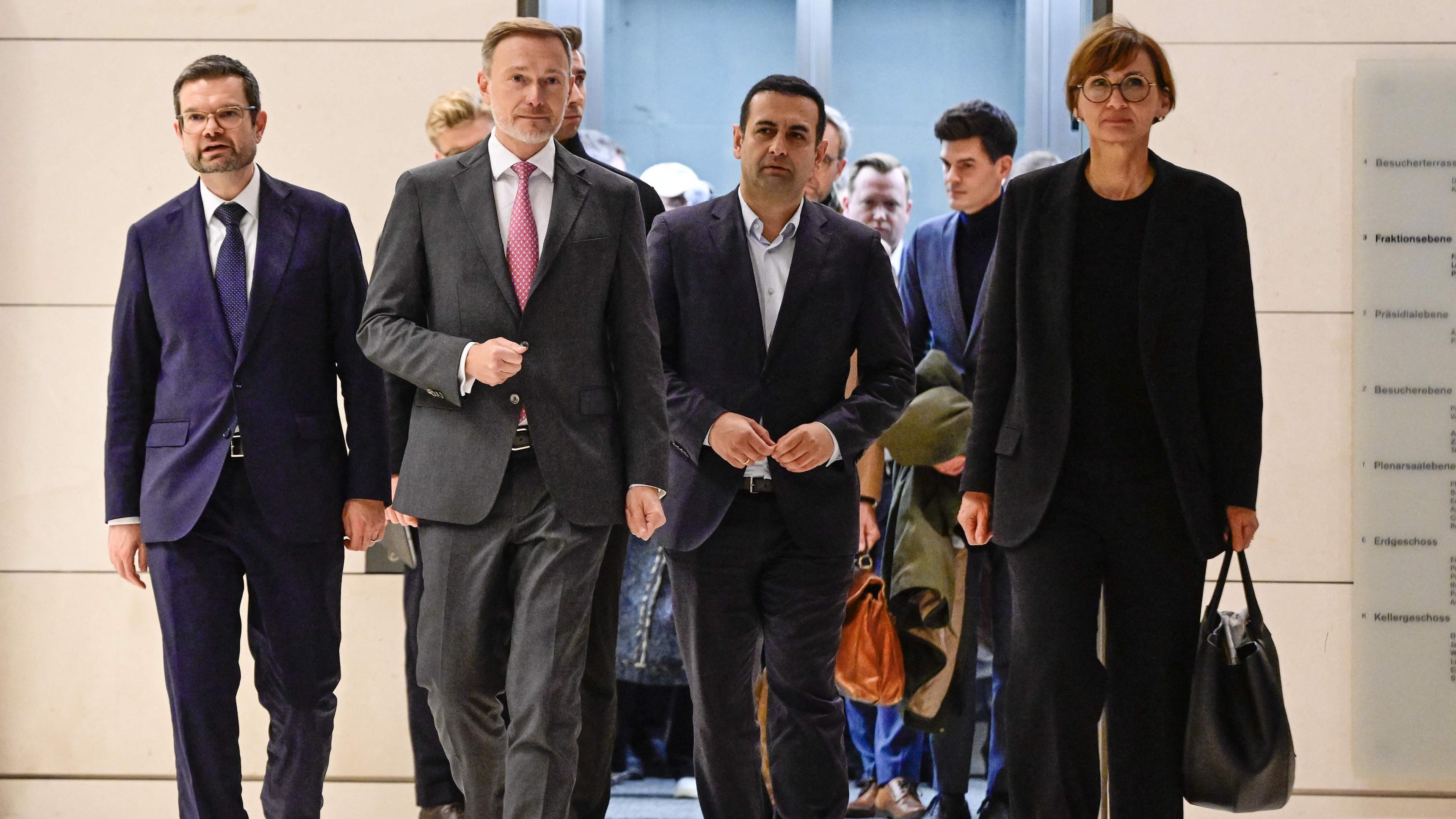 FDP-Chef Christian Lindner läuft mit seinen Parteikollegen zu einer Pressekonferenz im Reichstag.