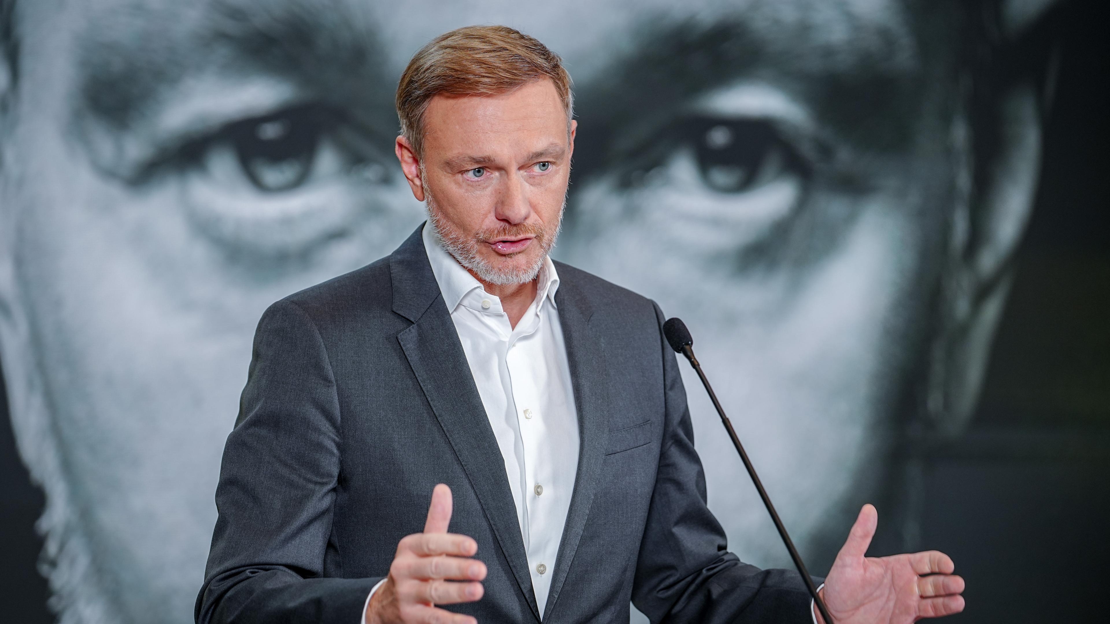 Christian Lindner, Parteivorsitzender der FDP, gibt nach einer Sitzung des Bundesvorstands seiner Partei eine Pressekonferenz zu seiner Kandidatur als FDP-Spitzenkandidat für die vorgezogene Bundestagswahl.