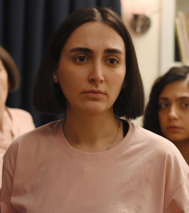 Ein Bild aus dem Film "Die Saat des heiligen Feigenbaums". Die Schauspielerinnen Soheila Golestani, Mahsa Rostami, Setareh Maleki (von links nach rechts) sind in einer angespannten Szene.