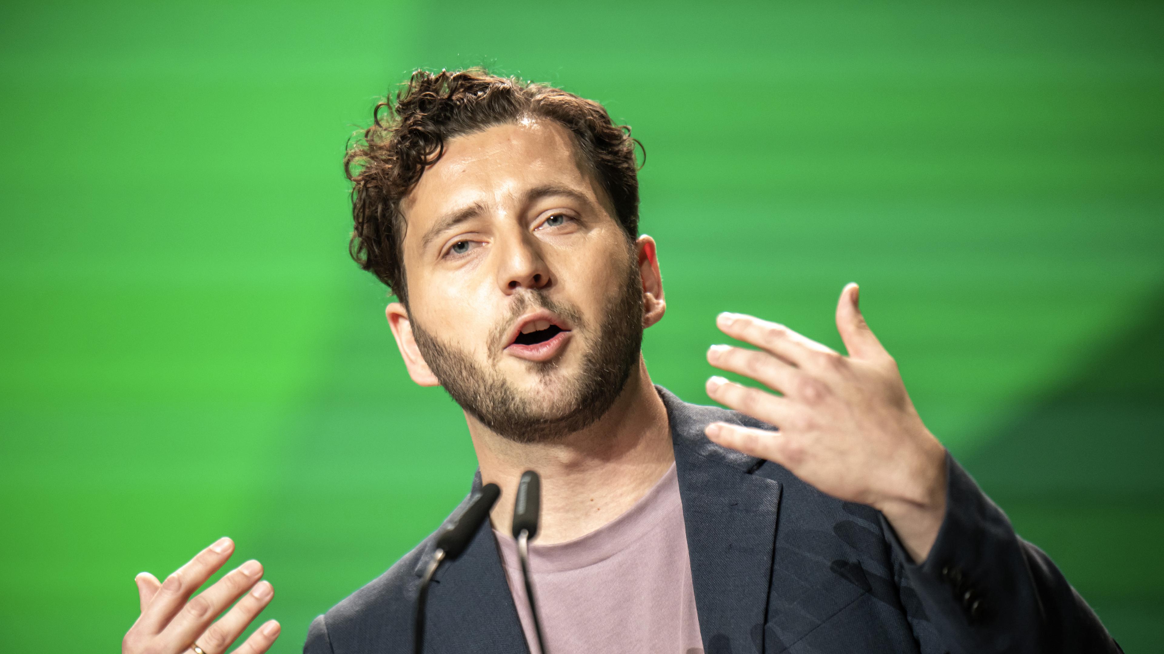 Felix Banaszak spricht bei der Bundesdelegiertenkonferenz der Grünen.