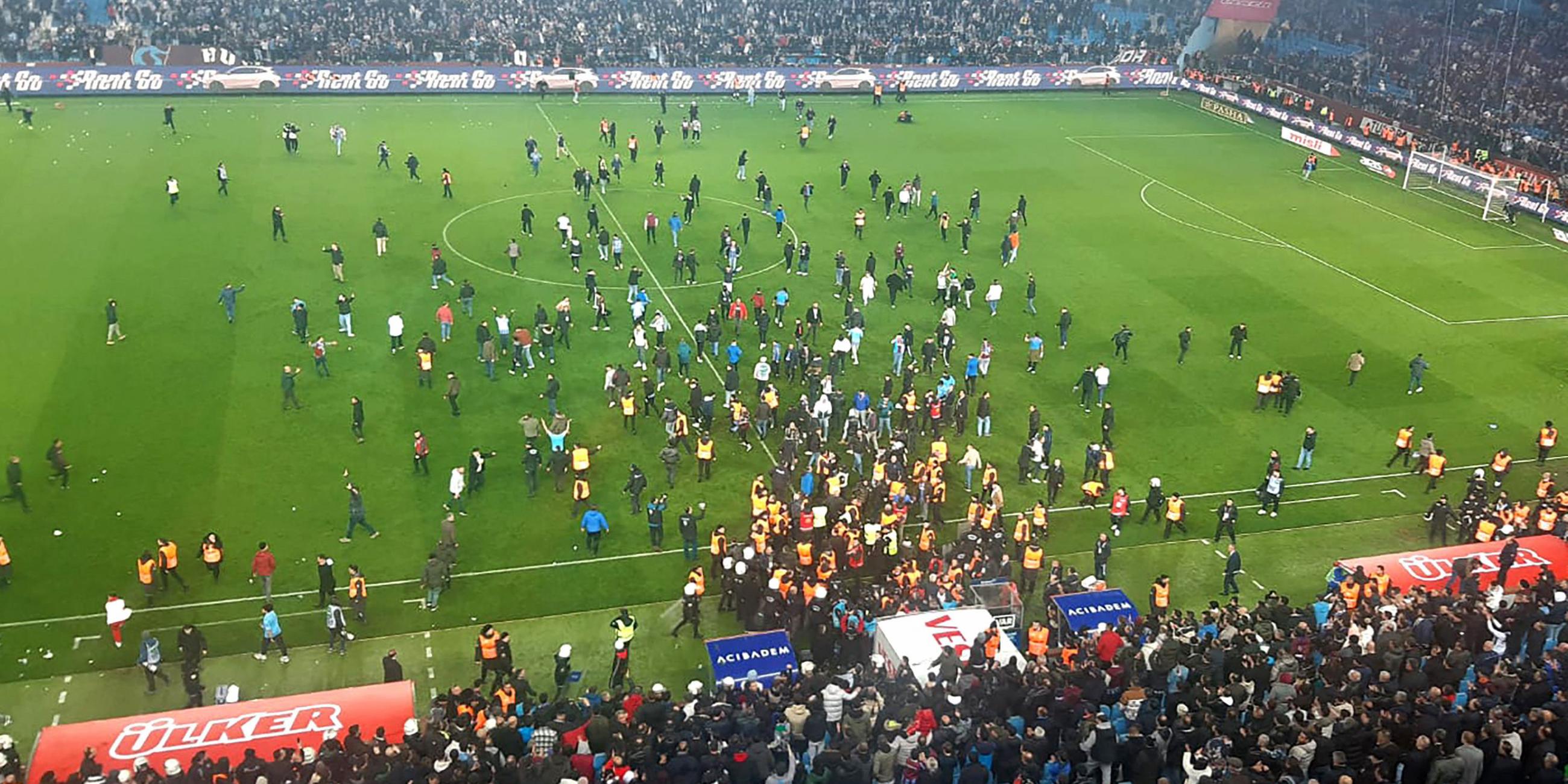 Los aficionados del Trabzonspor irrumpen en el campo 