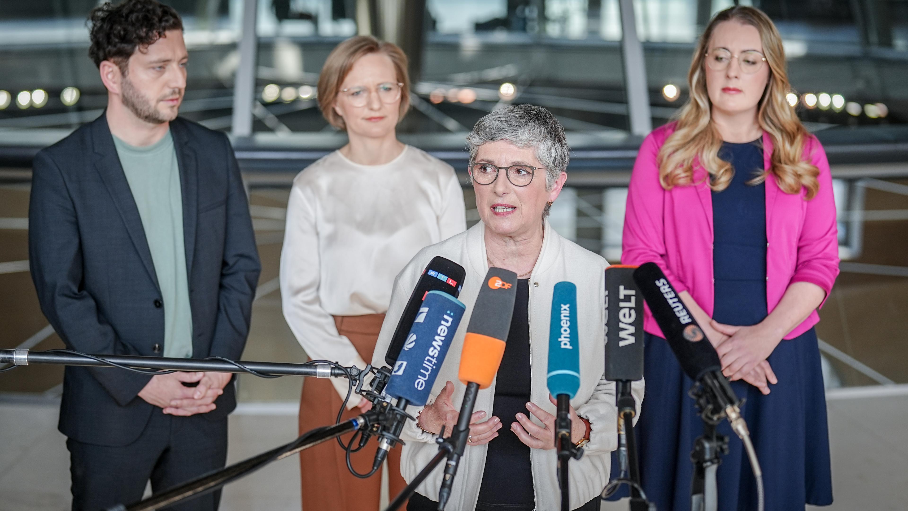 Berlin: Felix Banaszak, Parteivorsitzender von Bündnis 90/Die Grünen, Franziska Brantner, Parteivorsitzende von Bündnis 90/Die Grünen, Katharina Dröge, Fraktionsvorsitzende von Bündnis 90/Die Grünen, und Britta Haßelmann, Fraktionsvorsitzende von Bündnis 90/Die Grünen,geben eine Pressekonferenz auf der Fraktionsebene des Bundestags. Thema ist das Abstimmungsverhalten zum Sondervermögen und Änderung der Schuldenbremse.