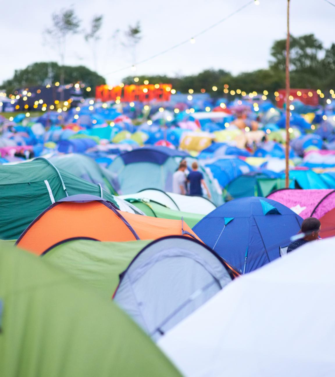Zelte auf einem Zeltplatz eines Festivals