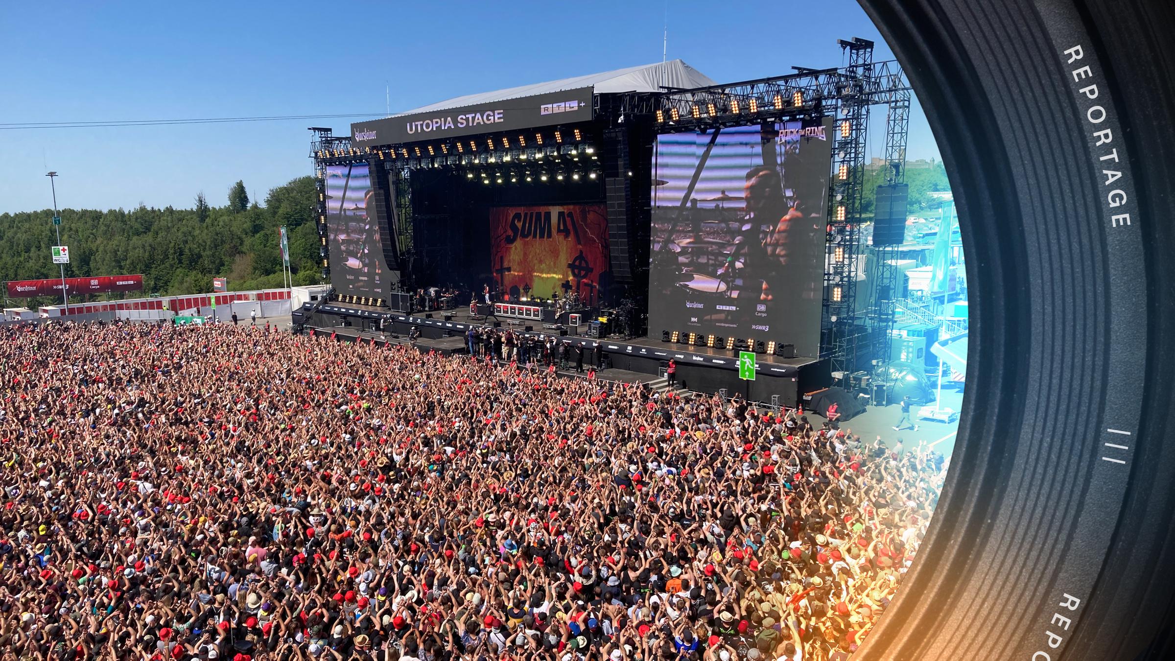 Drohnenaufnahme vom Infield mit Besuchern von Rock am Ring