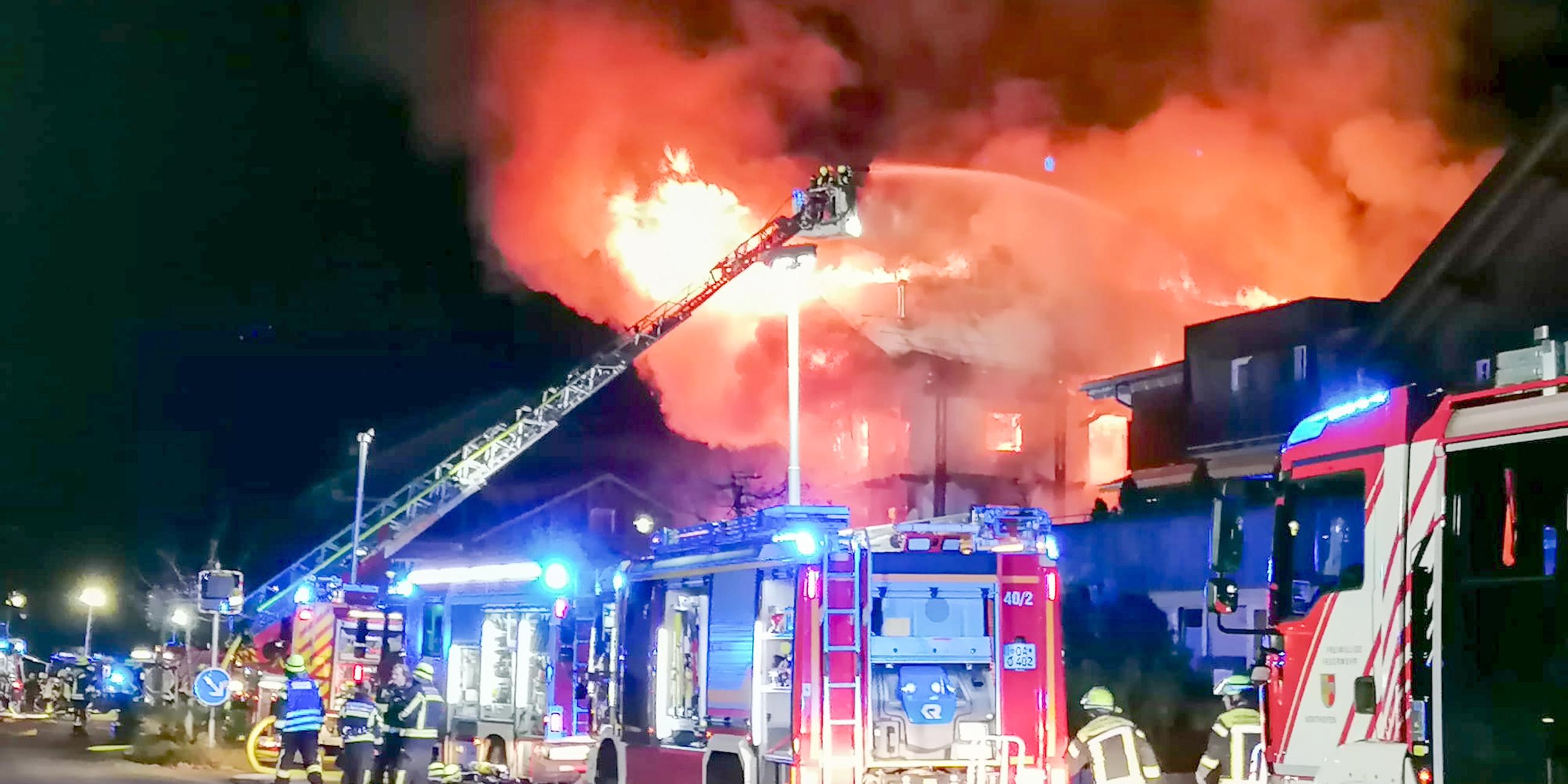 Einsatzkräfte der Feuerwehr löschen einen Brand im Mitarbeiterhaus eines Hotels im Allgäu.