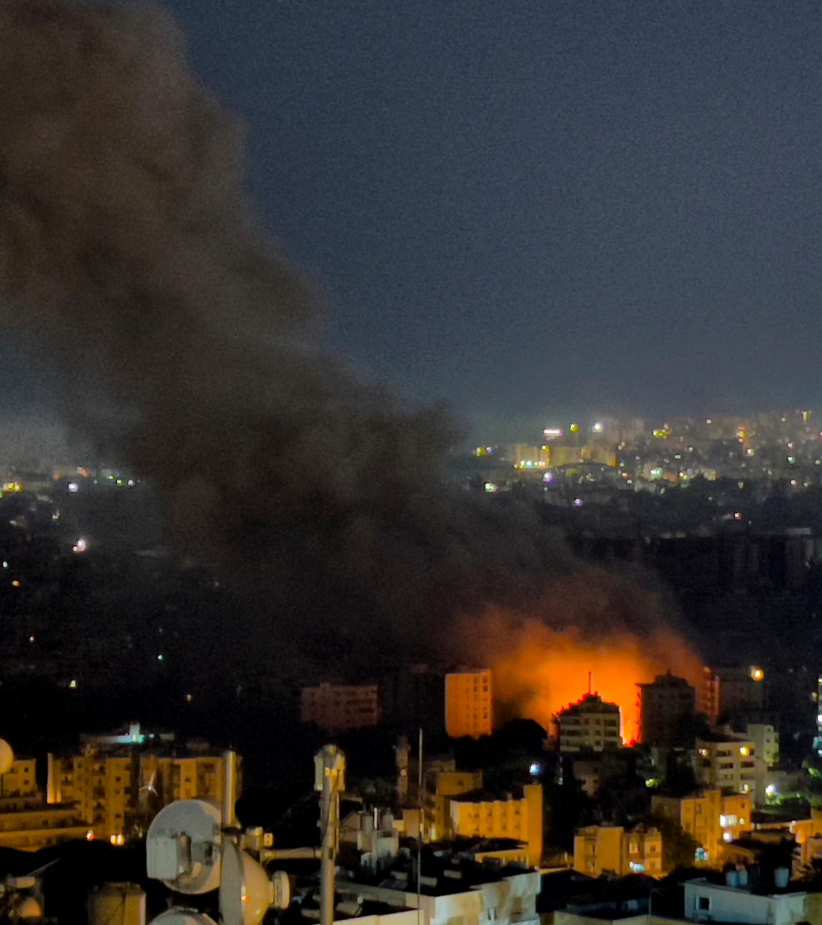 Flammer und Rauch über der Stadt Beirut