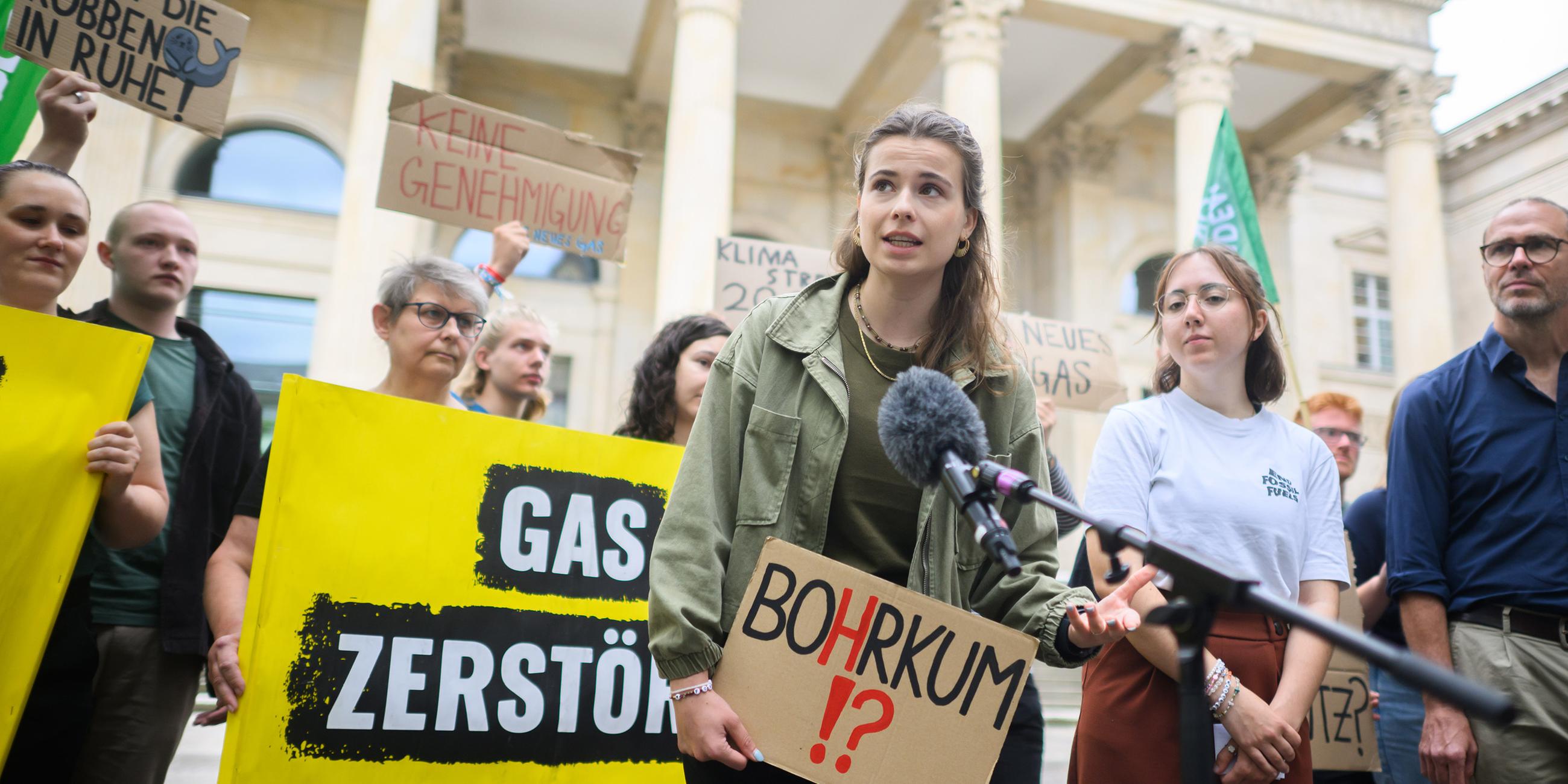 Luisa Neugebauer mit Fridays for Future protestiert gegen Gasbohrungen vor Borkum