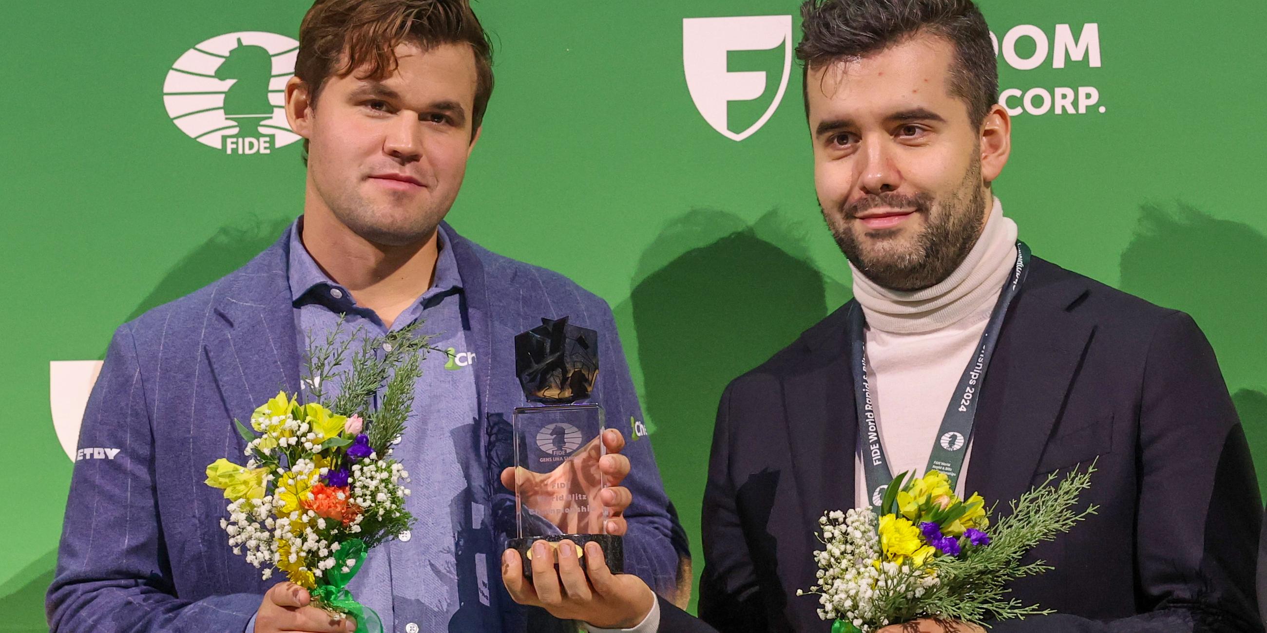 Magnus Carlsen aus Norwegen und Jan Nepomnjaschtschi aus Russland (rechts) bei der Siegerehrung der Blitzschach-Weltmeisterschaft in New York.