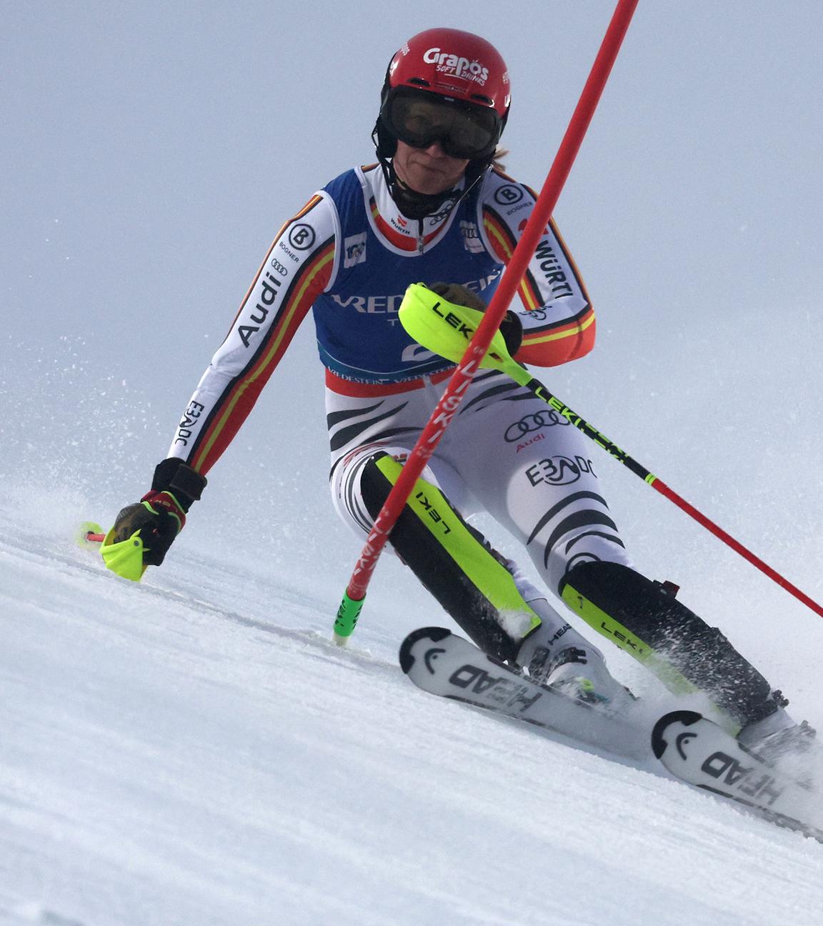 Die Deutsche Lena Dürr rast während eines alpinen Ski-Weltcup-Slaloms der Frauen in Levi, Finnland, die Strecke hinunter