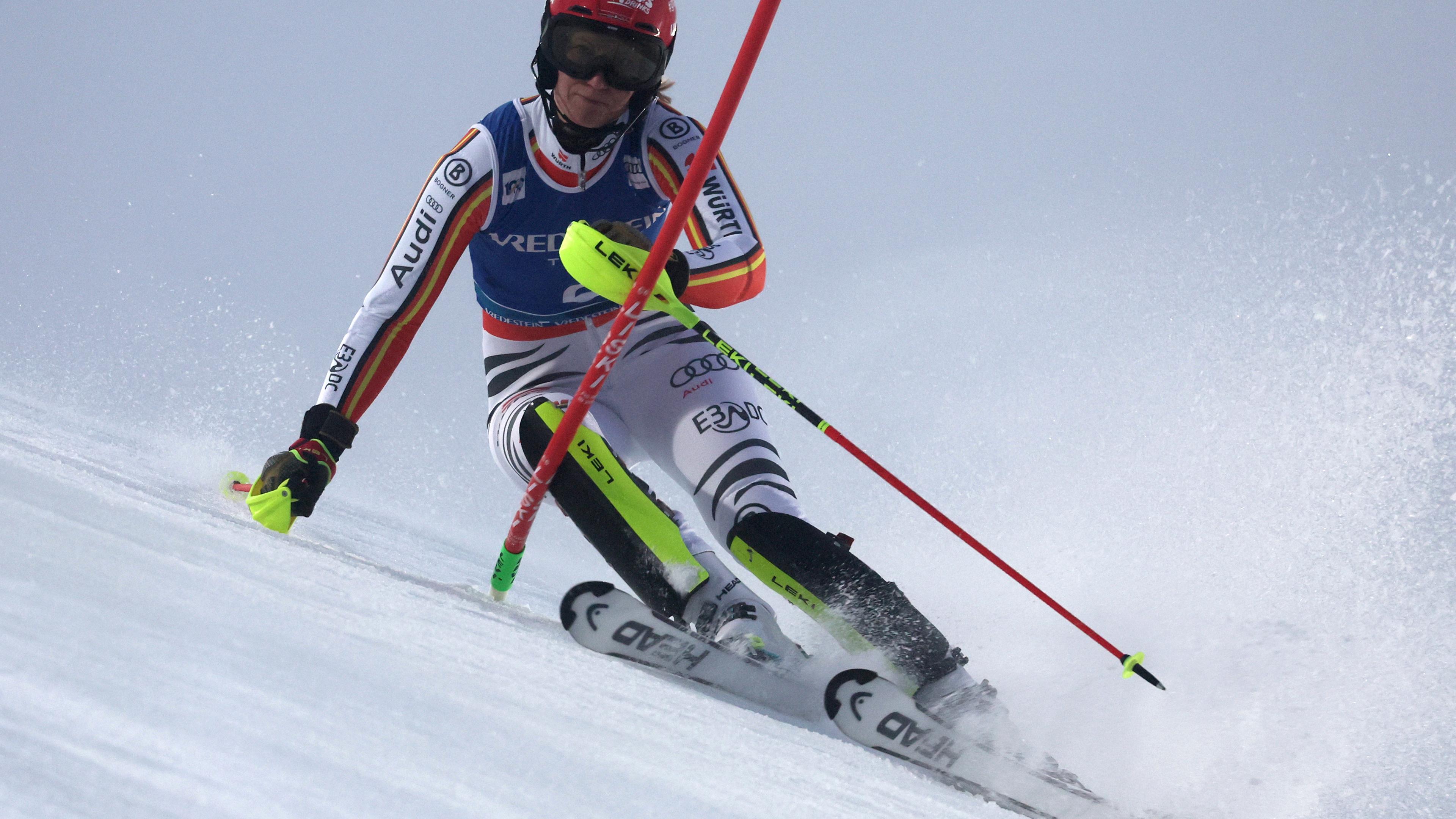 Die Deutsche Lena Dürr rast während eines alpinen Ski-Weltcup-Slaloms der Frauen in Levi, Finnland, die Strecke hinunter