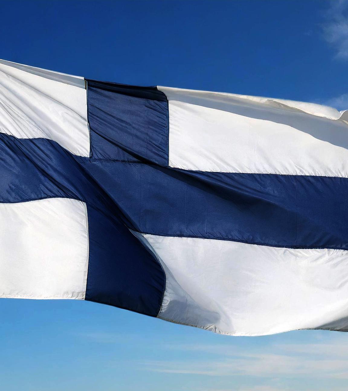 Die Nationalfahne von Finnland flattert im Wind