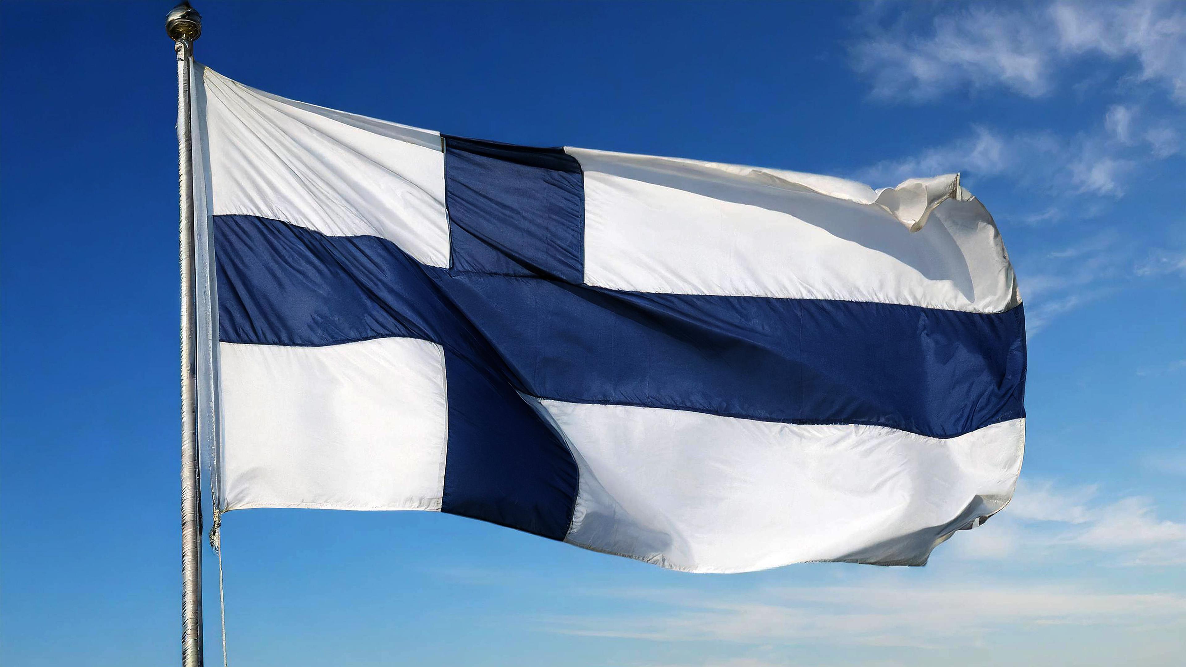 Die Nationalfahne von Finnland flattert im Wind