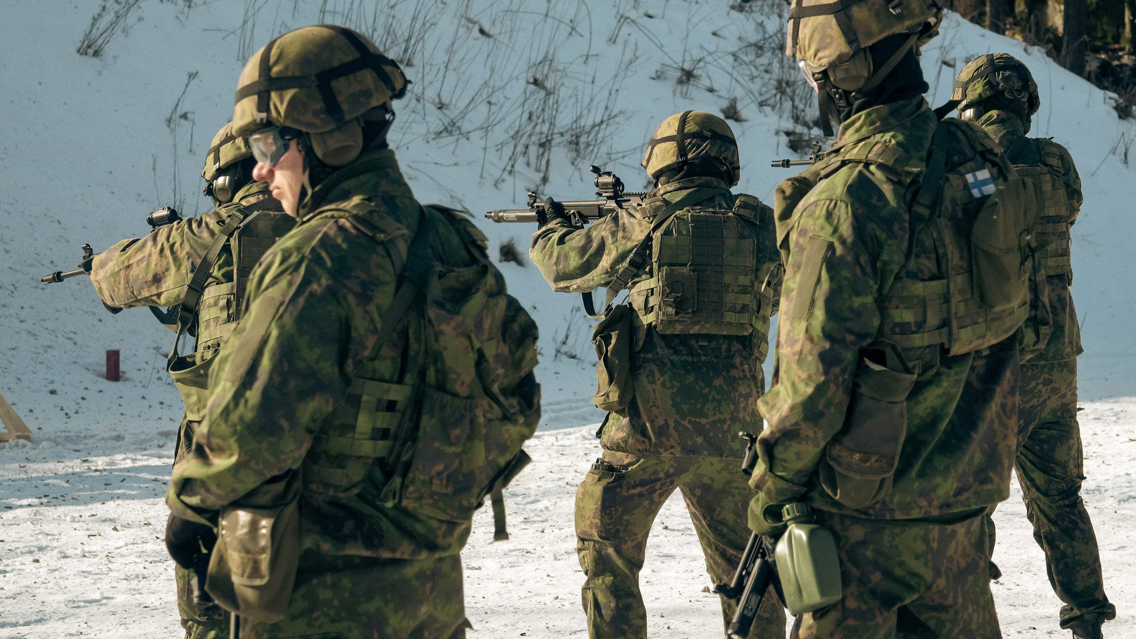 Finnische Reservisten des Garde-Jäger-Regiments stehen an einem Schießstand und nehmen an einer Militärübung auf dem Militärstützpunkt Santahamina in Helsinki, Finnland, am 07.03.2023 teil.