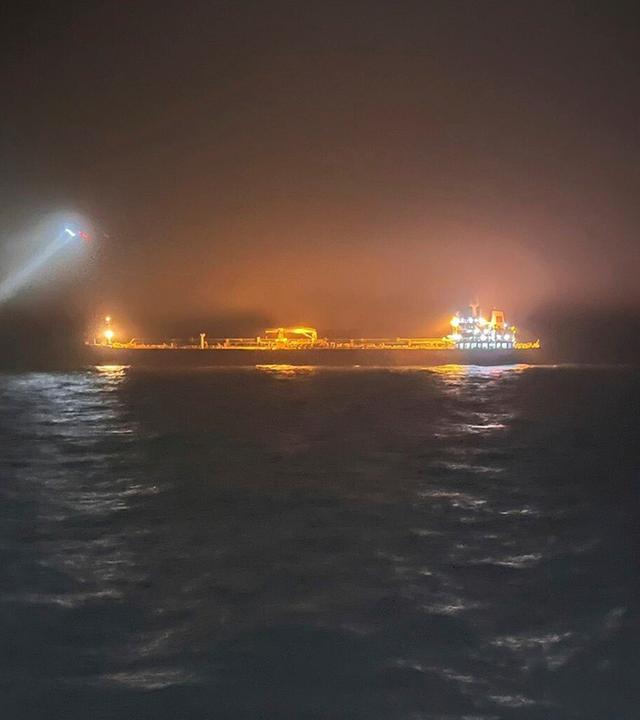 Der Öltanker "Eagle S" auf See vor Porkkalanniemi, Finnland.