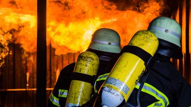 Firefighters - Flammen Schlagen Aus Laden