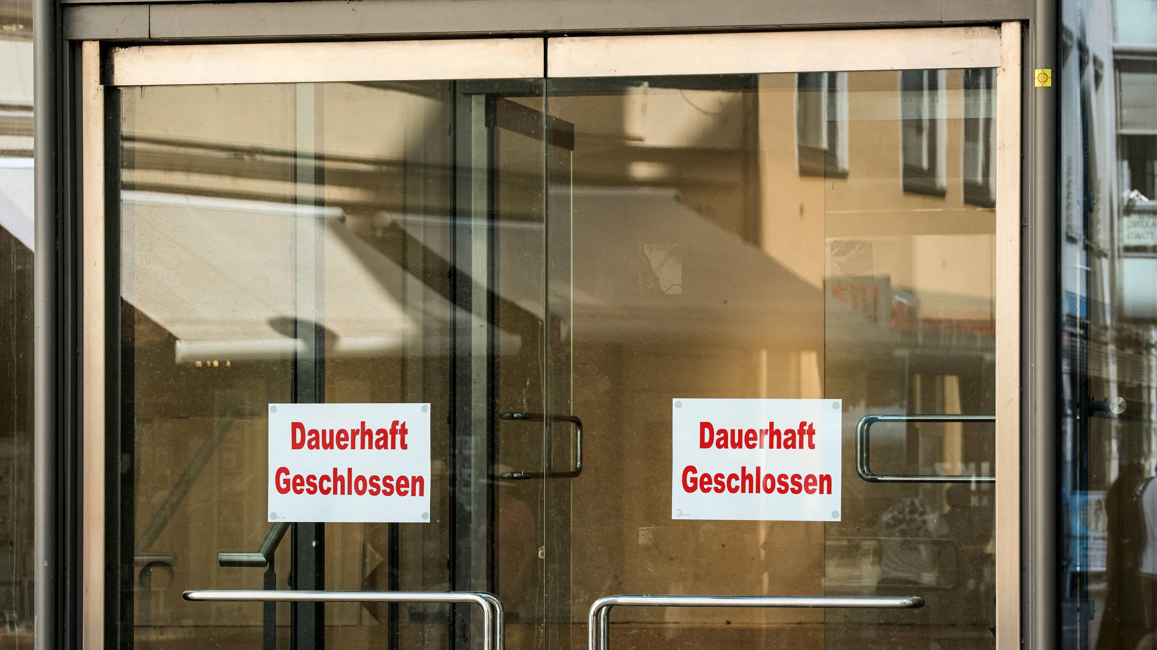 Schild "Dauerhaft Geschlossen" an Tür