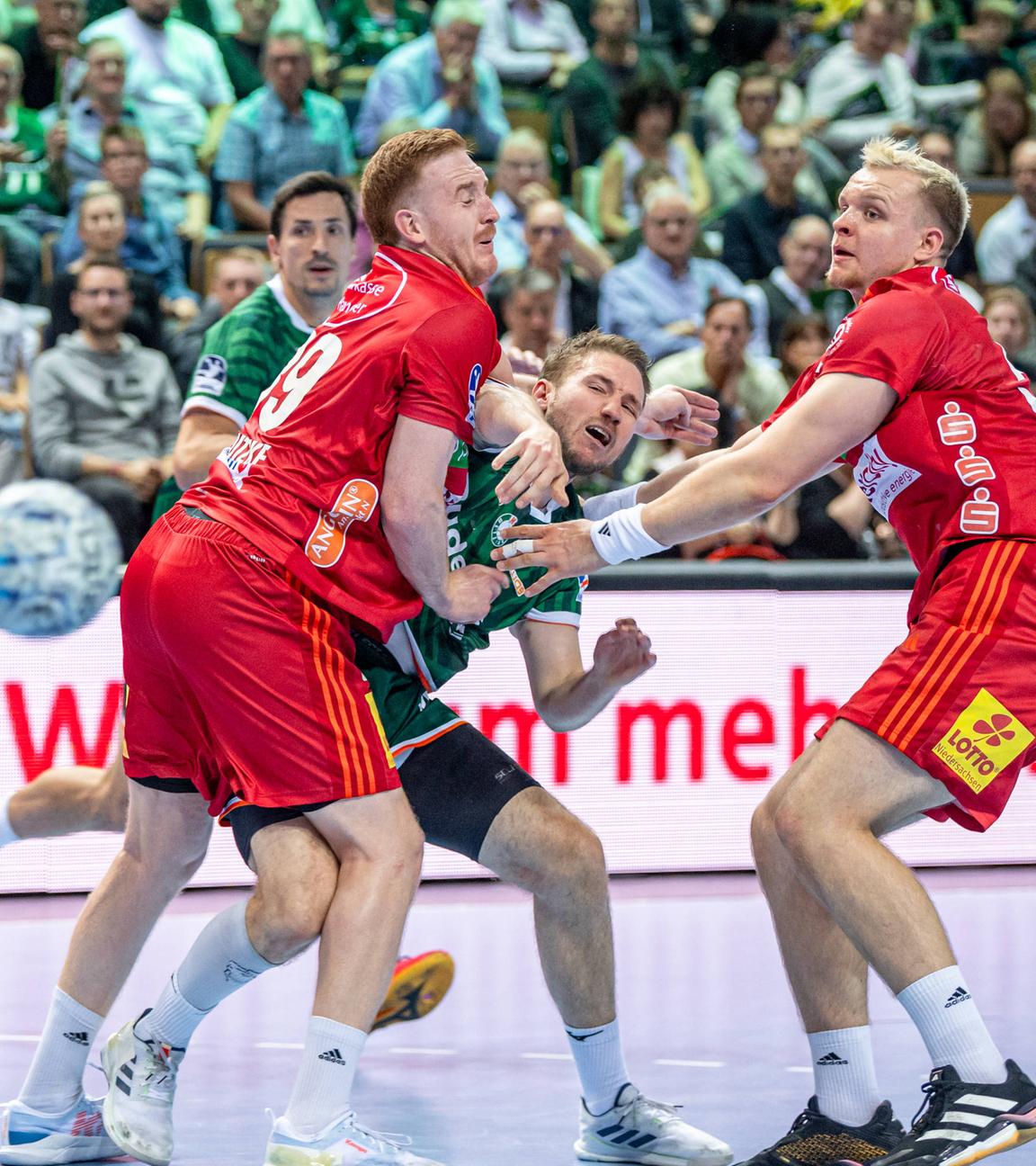 HSG Wetzlar - TSV Hannover-Burgdorf: Lukas Stutzke (TSV Hannover-Burgdorf / links) und Justus Fischer stoppen Dominik Mappes (Wetzlar/Mitte)