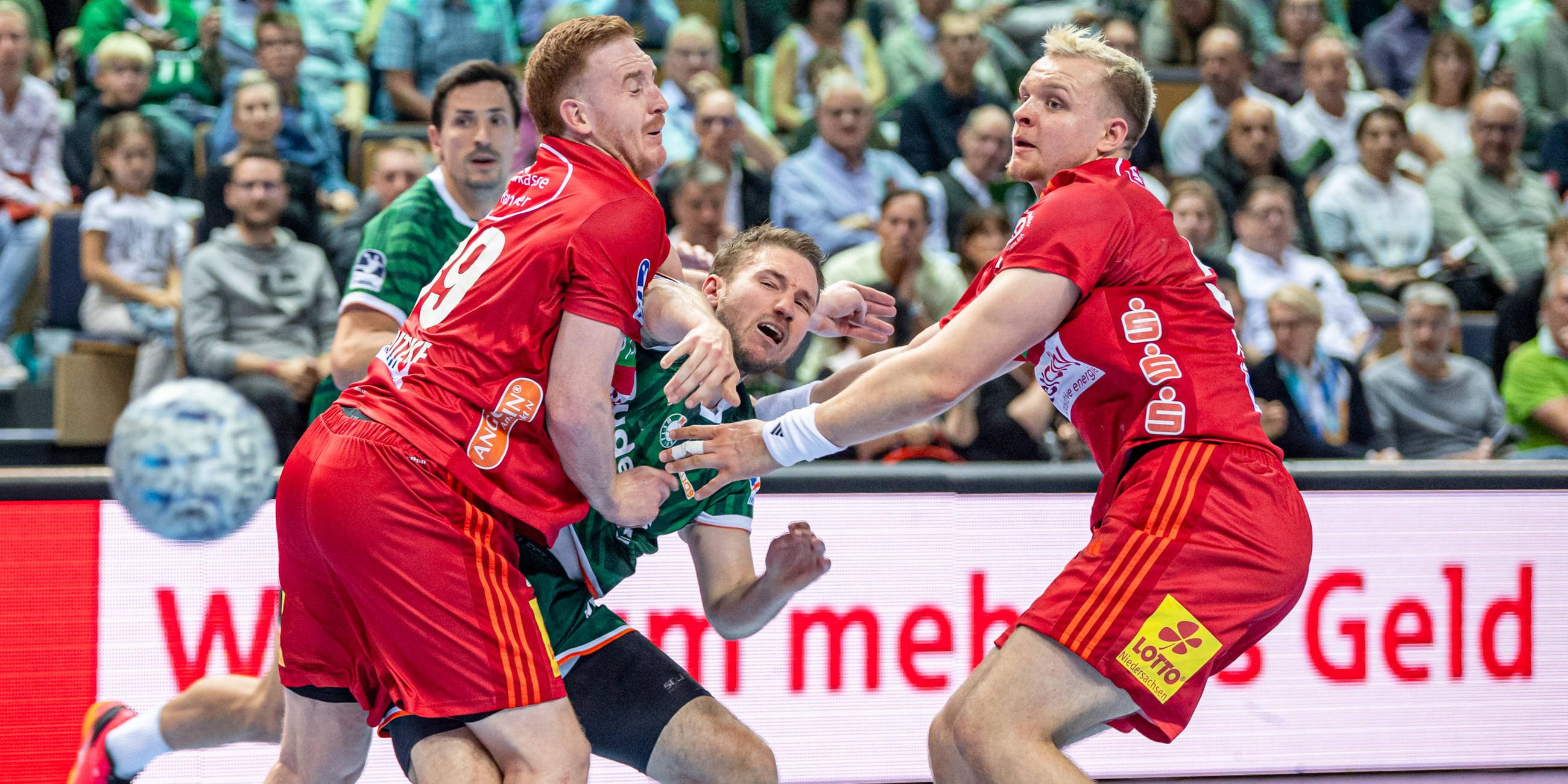 HSG Wetzlar - TSV Hannover-Burgdorf: Lukas Stutzke (TSV Hannover-Burgdorf / links) und Justus Fischer stoppen Dominik Mappes (Wetzlar/Mitte)