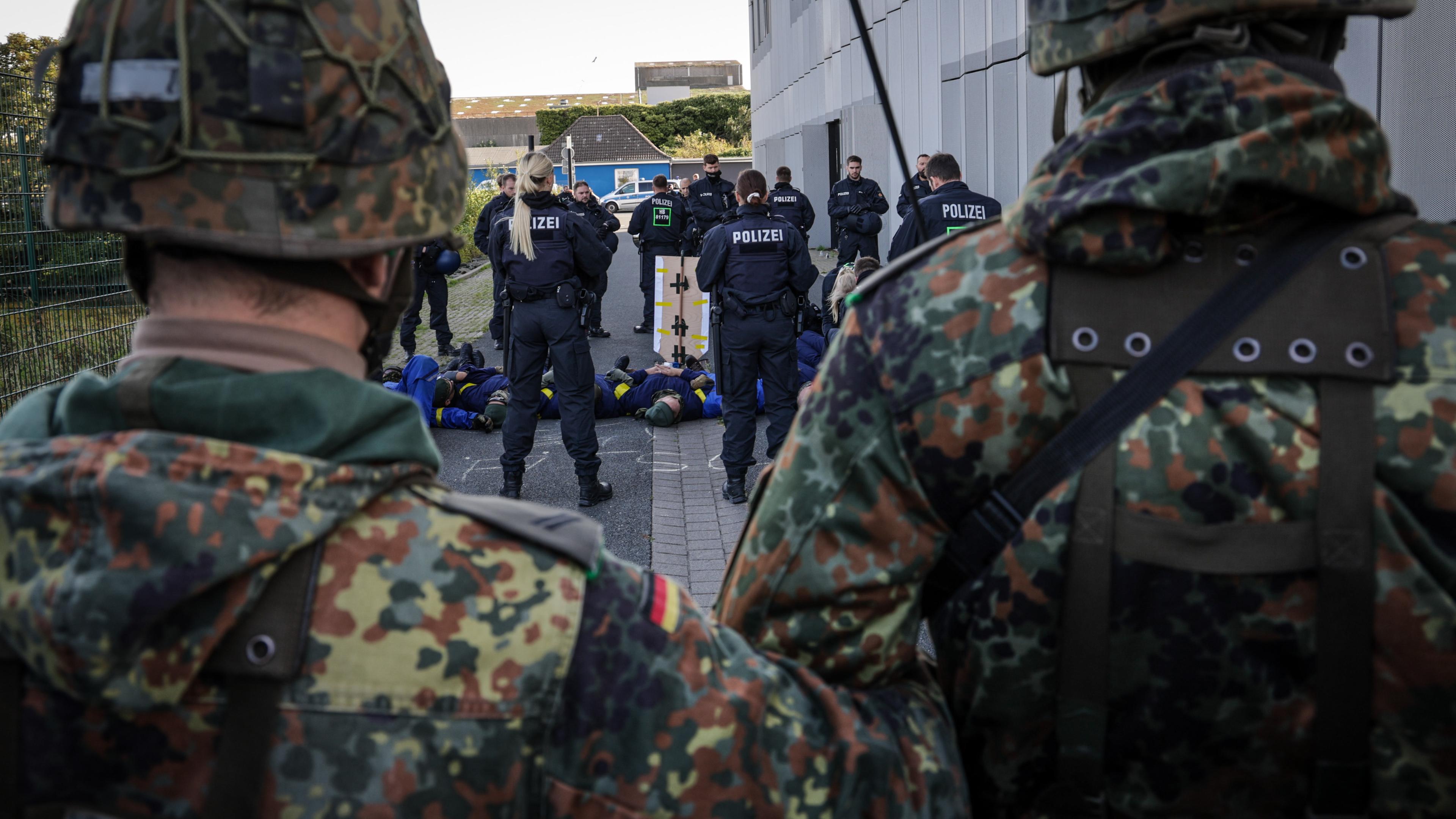 Eine Übung der Bundeswehr und Polizei zur richtigen Reaktion im Ernstfall