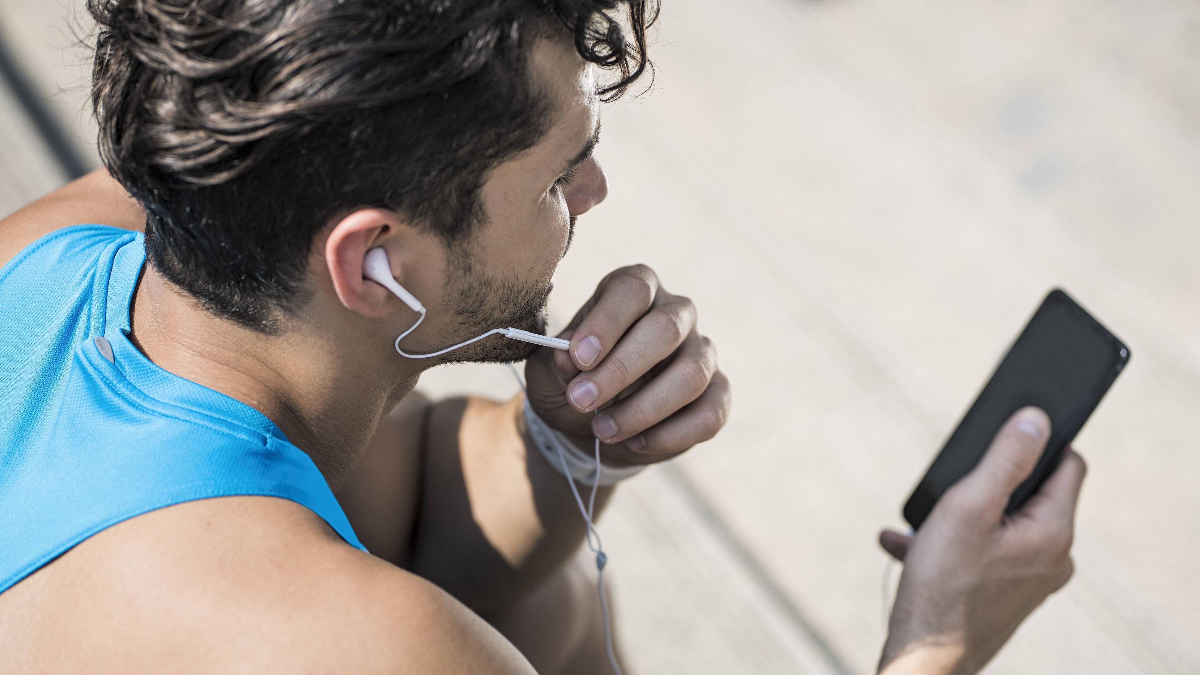 Jogger mit Fitness-App auf Smartphone