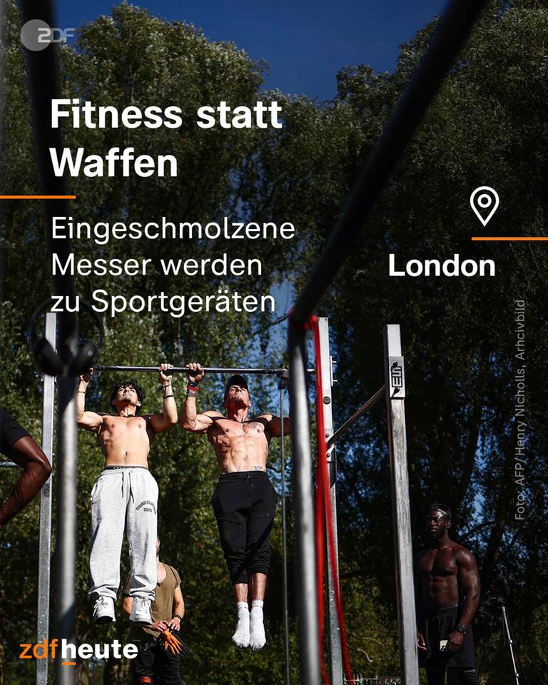 In London sollen aus eingeschmolzenen Messern Sportgeräte entstehen. Zwei Männer machen Klimmzüge an einer Stange. 