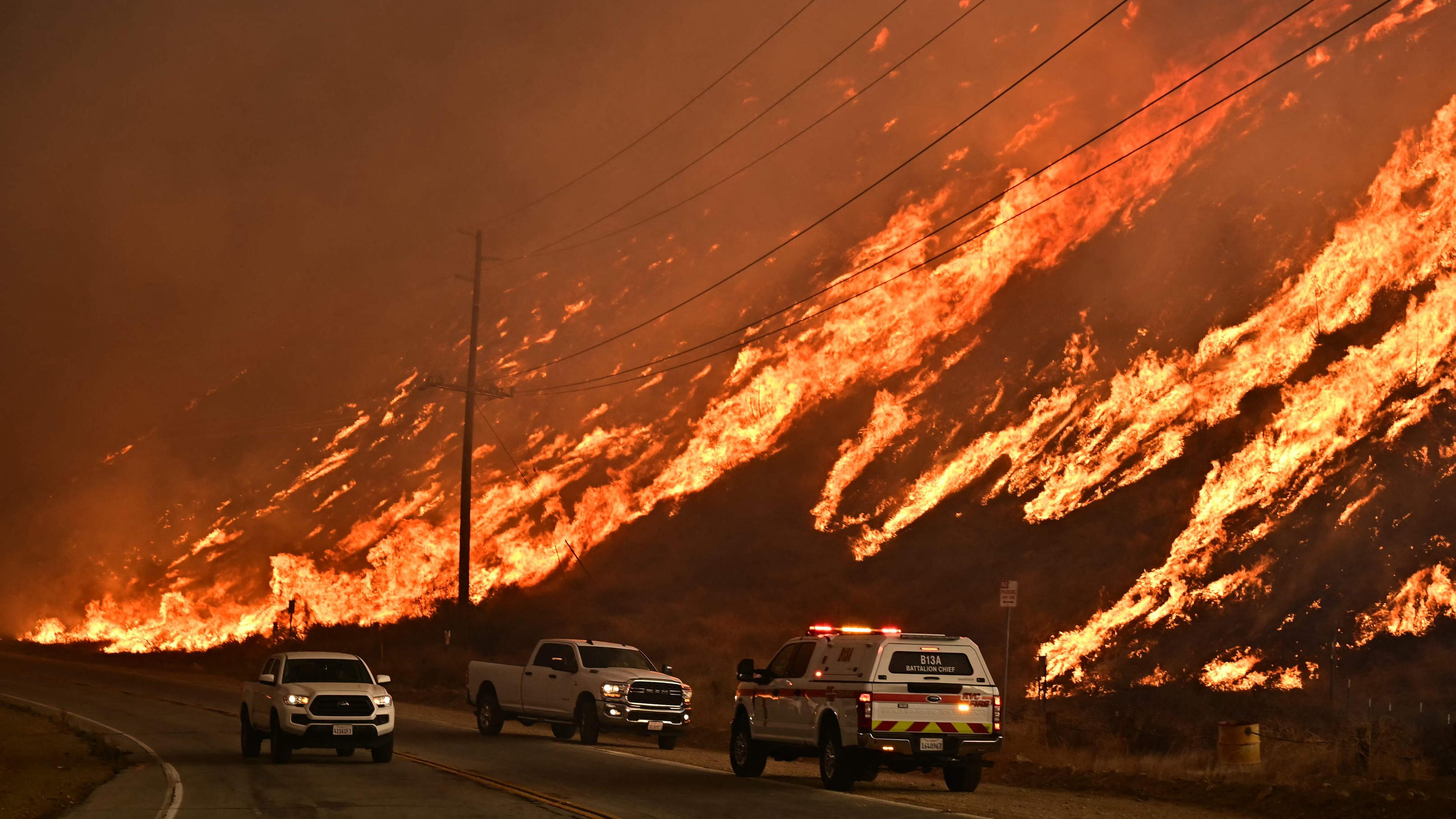 Einsatzkräfte der Feuerwehr gehen gegen einen neuen Flächenbrand nördlich von Los Angeles vor.