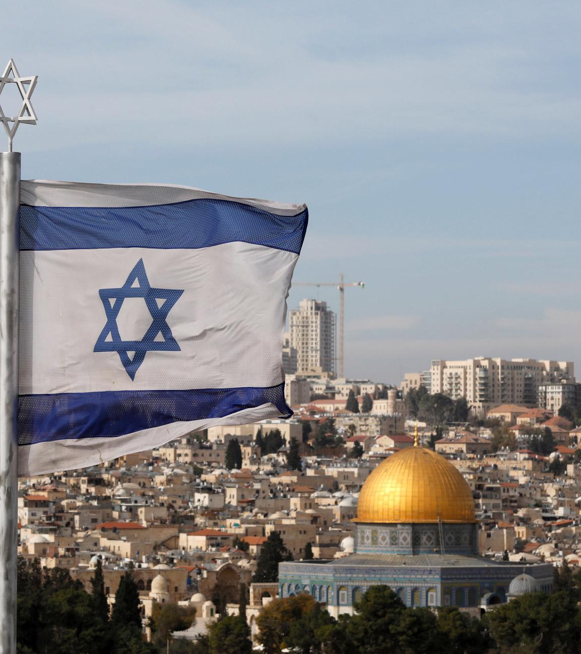 Die israelische Flagge weht vor dem Felsendom in Jerusalem