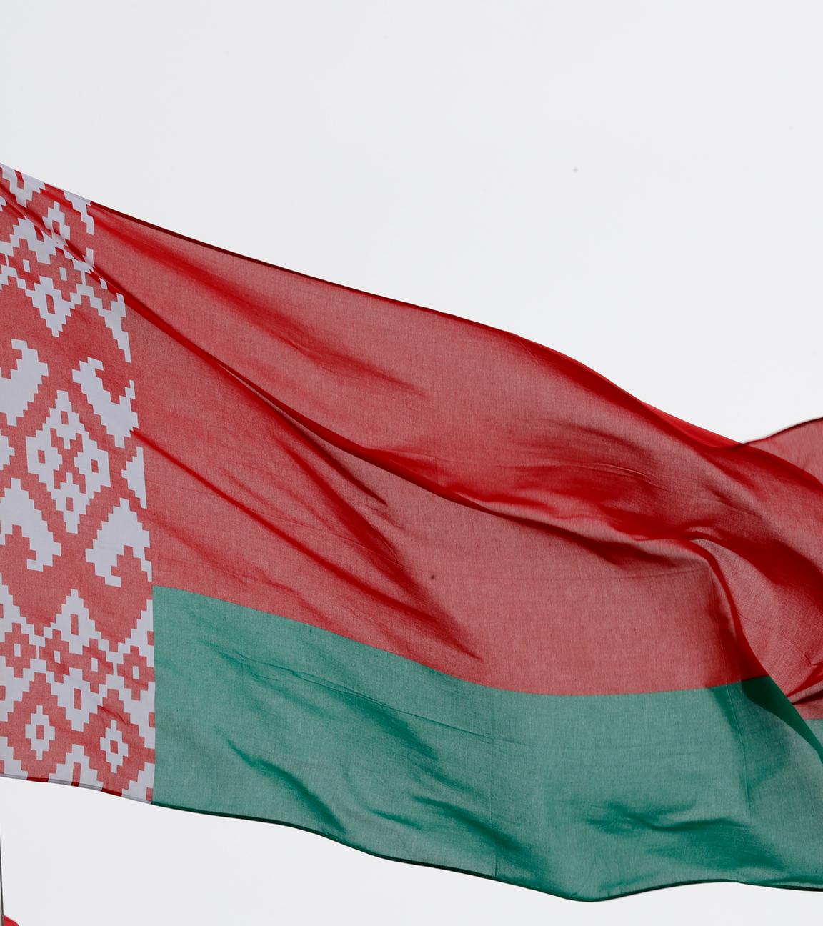 Archiv: wehende Flagge von Belarus