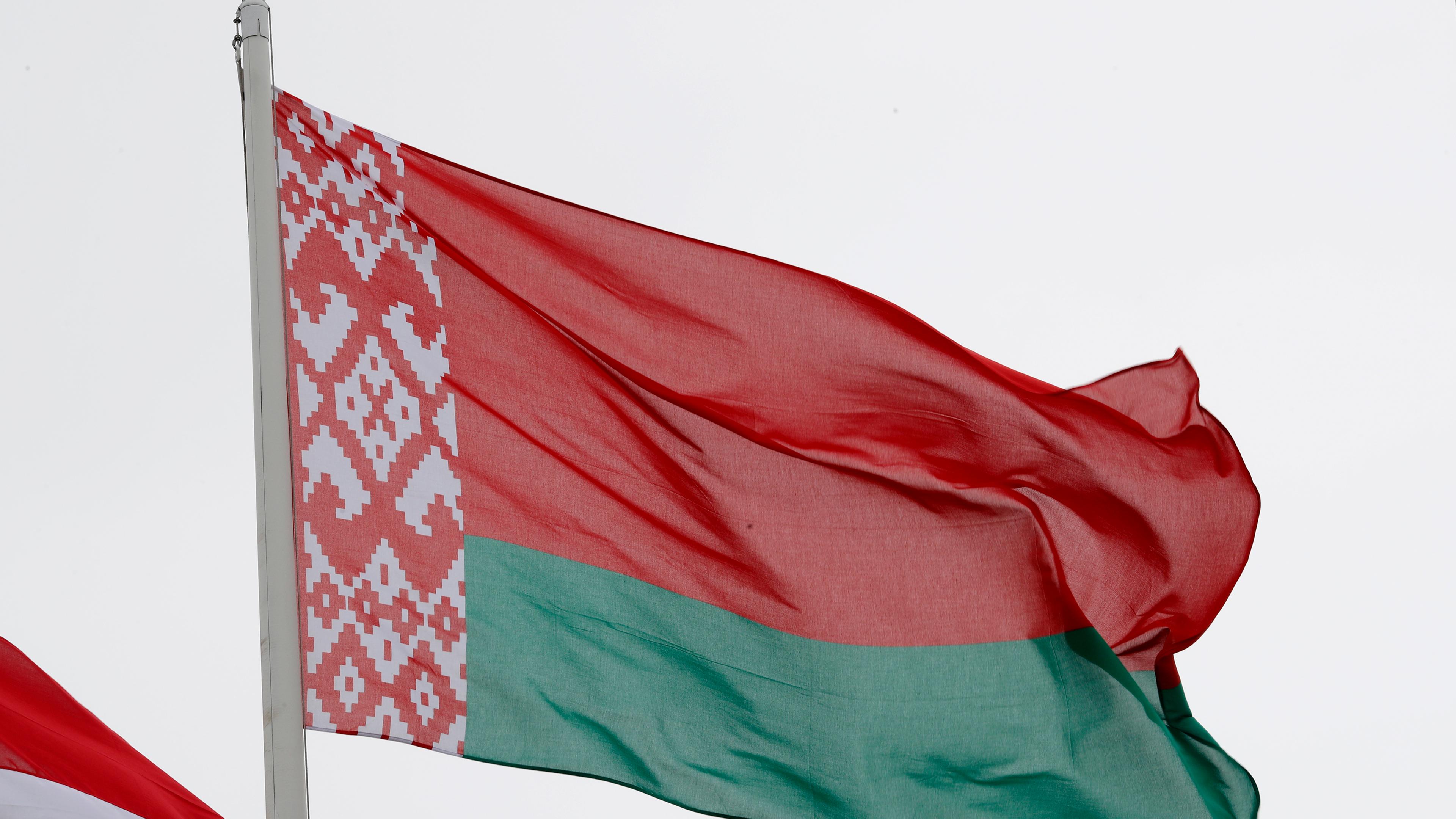Archiv: wehende Flagge von Belarus
