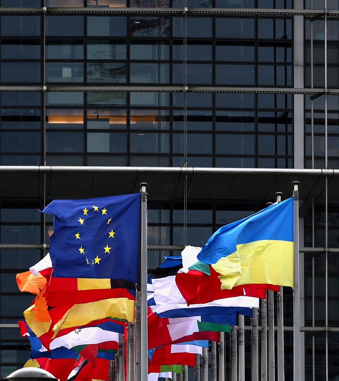 Flaggen vor dem Europäischen Parlament in Straßburg