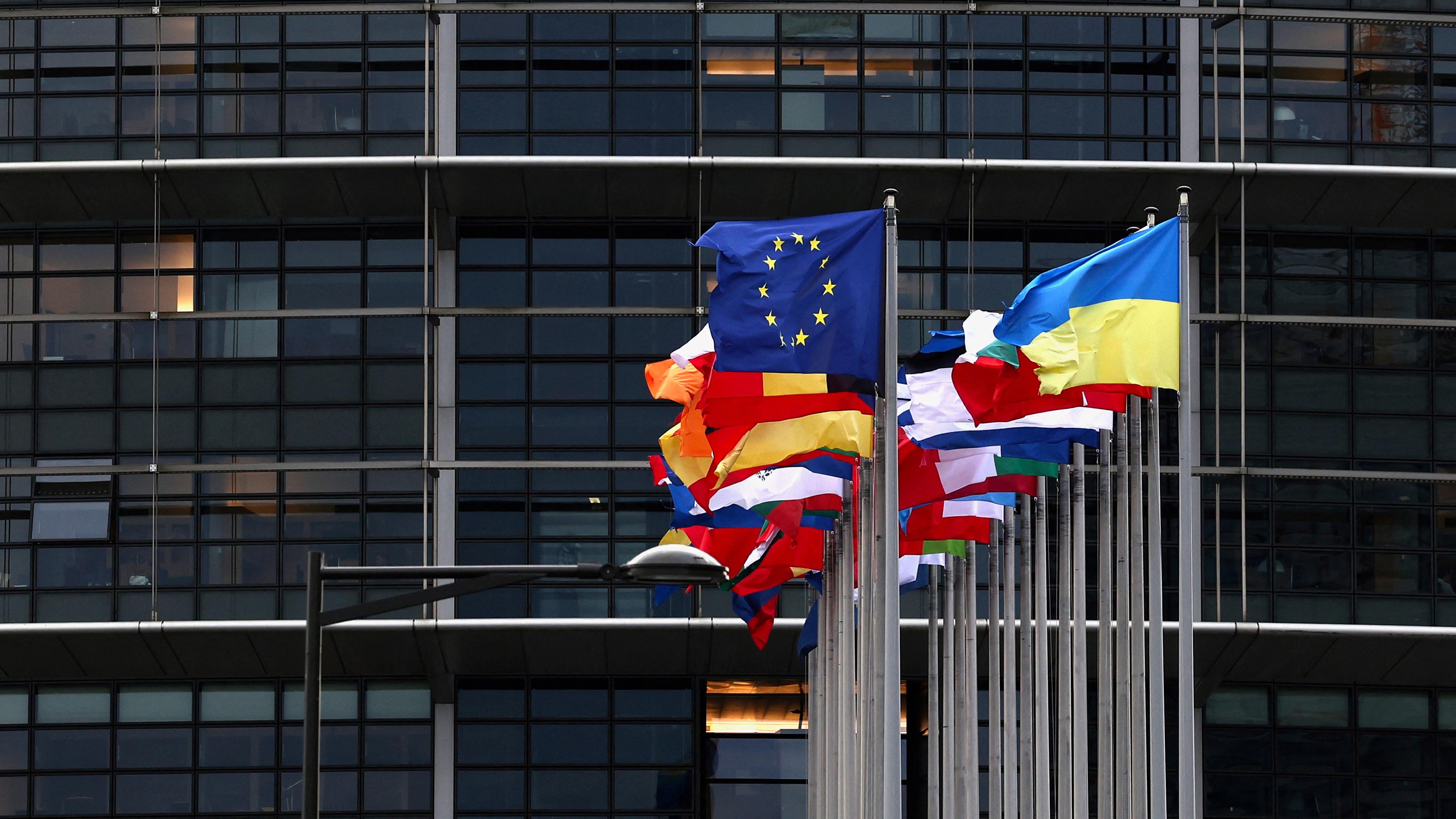 Flaggen vor dem Europäischen Parlament in Straßburg