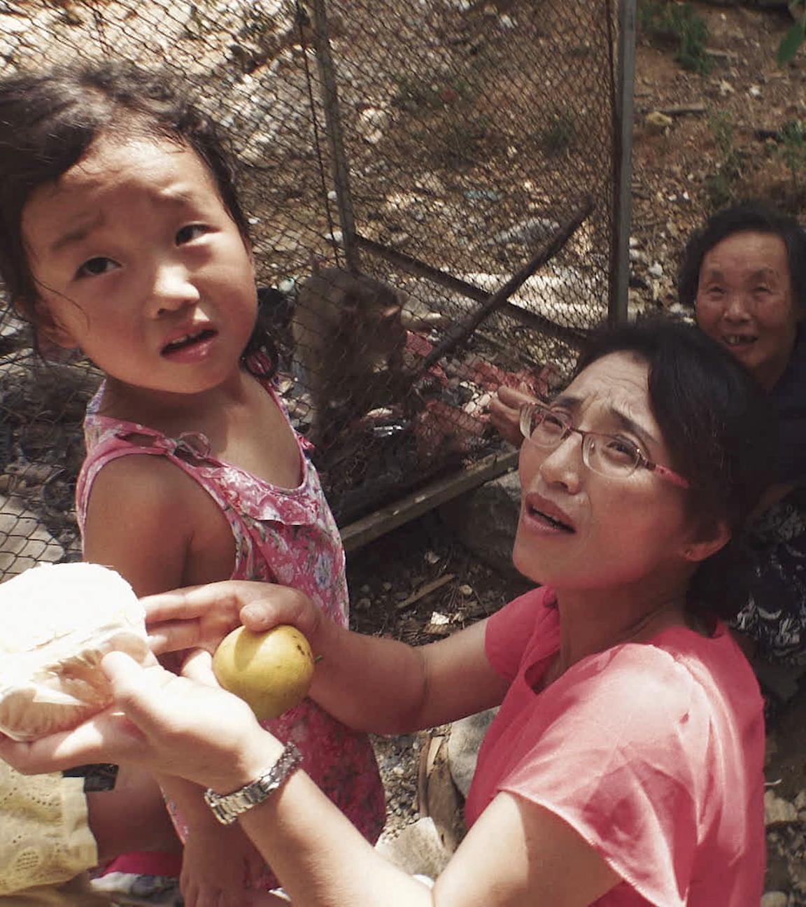 ine koreanische Familie beim behelfsmäßigen Zubereiten einer Mahlzeit