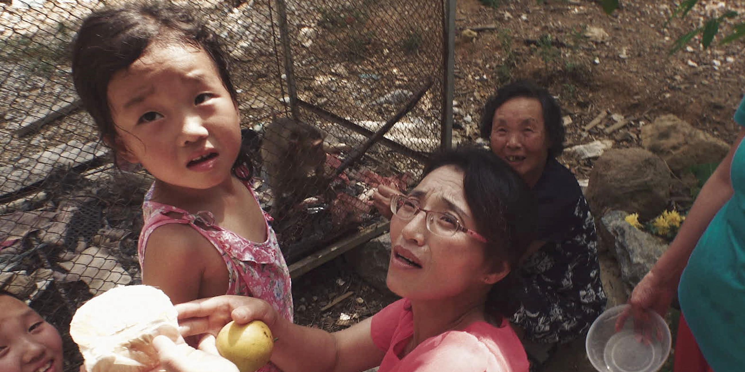 ine koreanische Familie beim behelfsmäßigen Zubereiten einer Mahlzeit