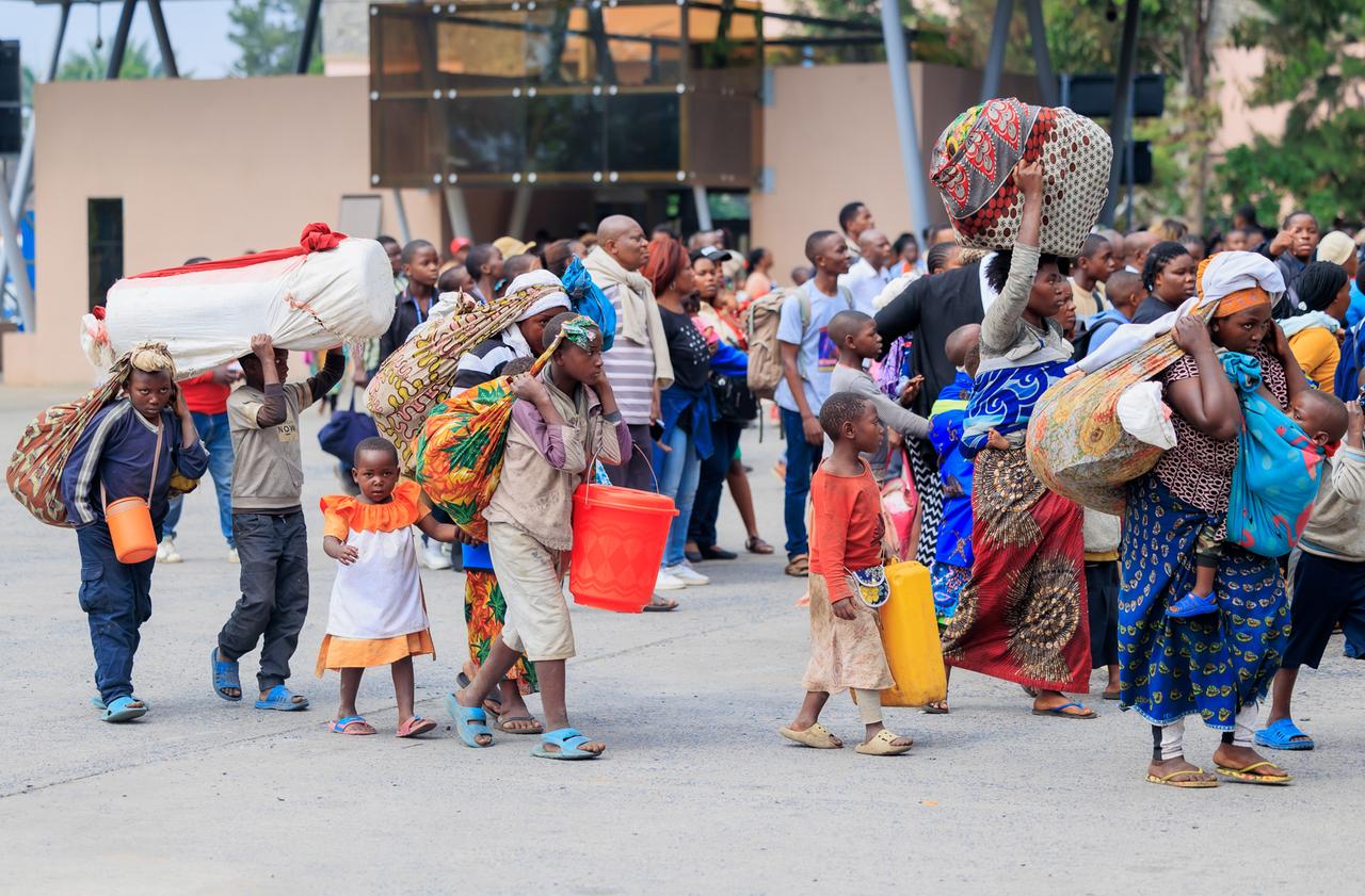 Flüchtlinge tragen ihre Habseligkeiten, nachdem sie die Grenze von Goma in der Demokratischen Republik Kongo nach Gisenyi, Ruanda, überquert haben, 27. Januar 2025. 