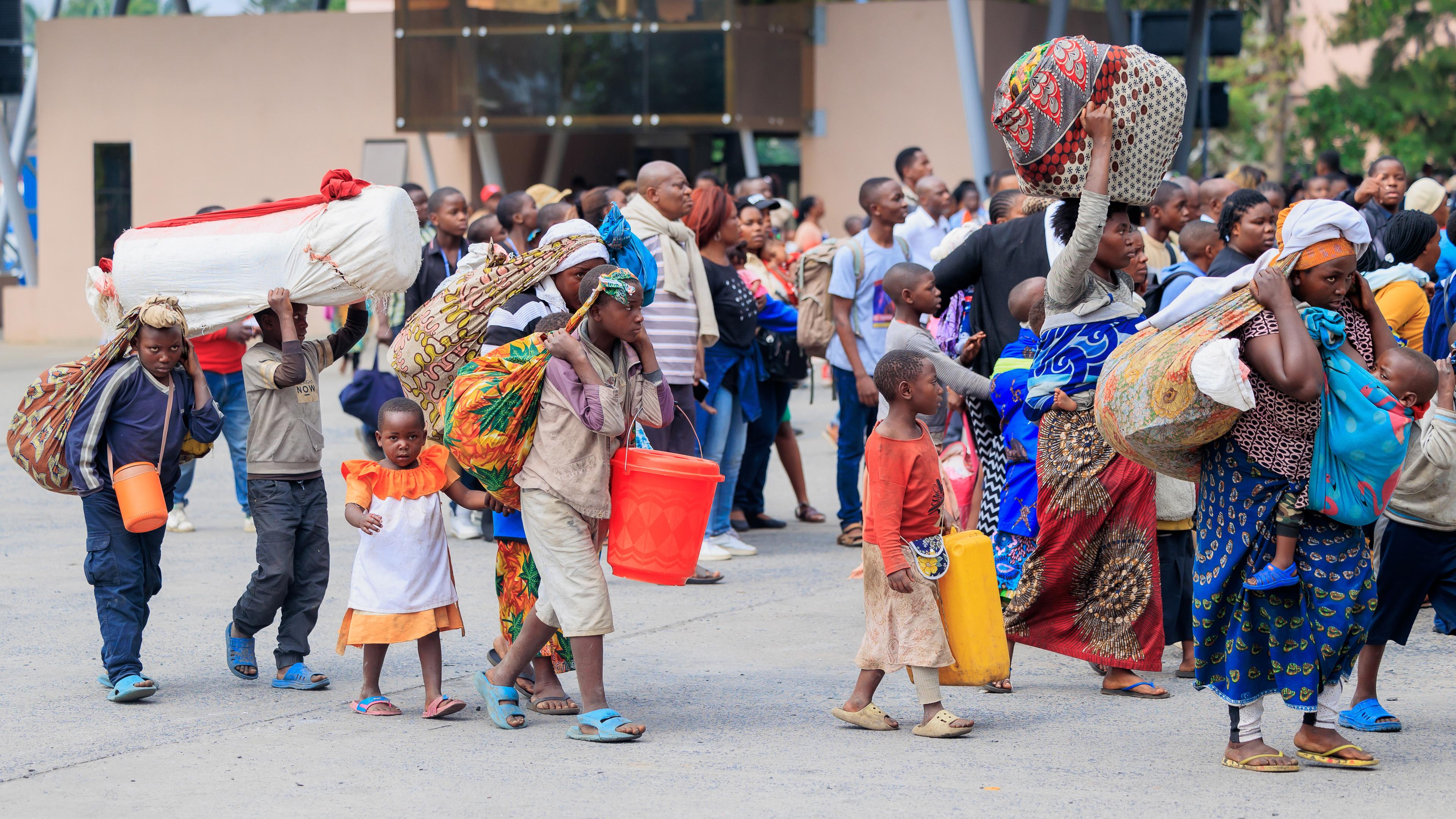 Flüchtlinge tragen ihre Habseligkeiten, nachdem sie die Grenze von Goma in der Demokratischen Republik Kongo nach Gisenyi, Ruanda, überquert haben, 27. Januar 2025. 