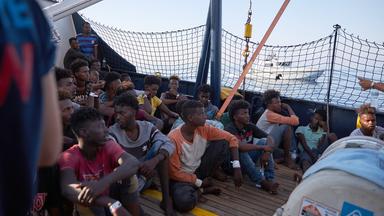 Flüchtlinge an Bord der "Alan Kurdi", Mittelmeer, 06.07.19