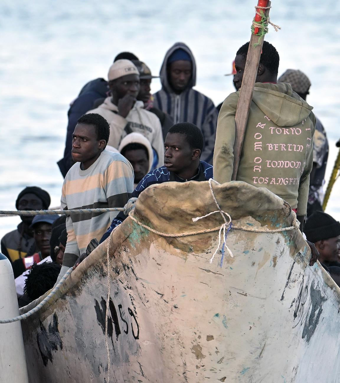 Flüchtlingsboot vor den Kanarischen Inseln wird geschleppt