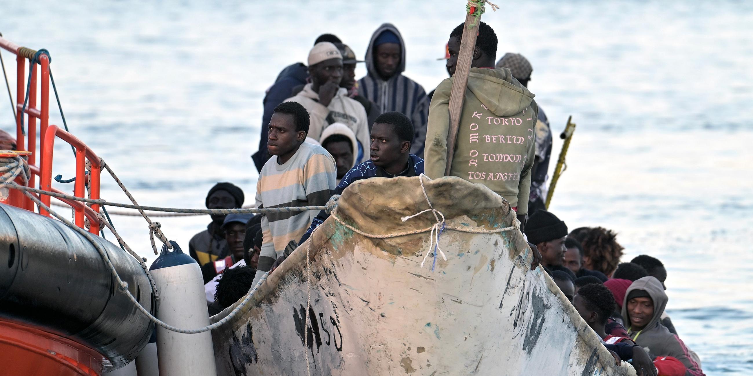 Flüchtlingsboot vor den Kanarischen Inseln wird geschleppt