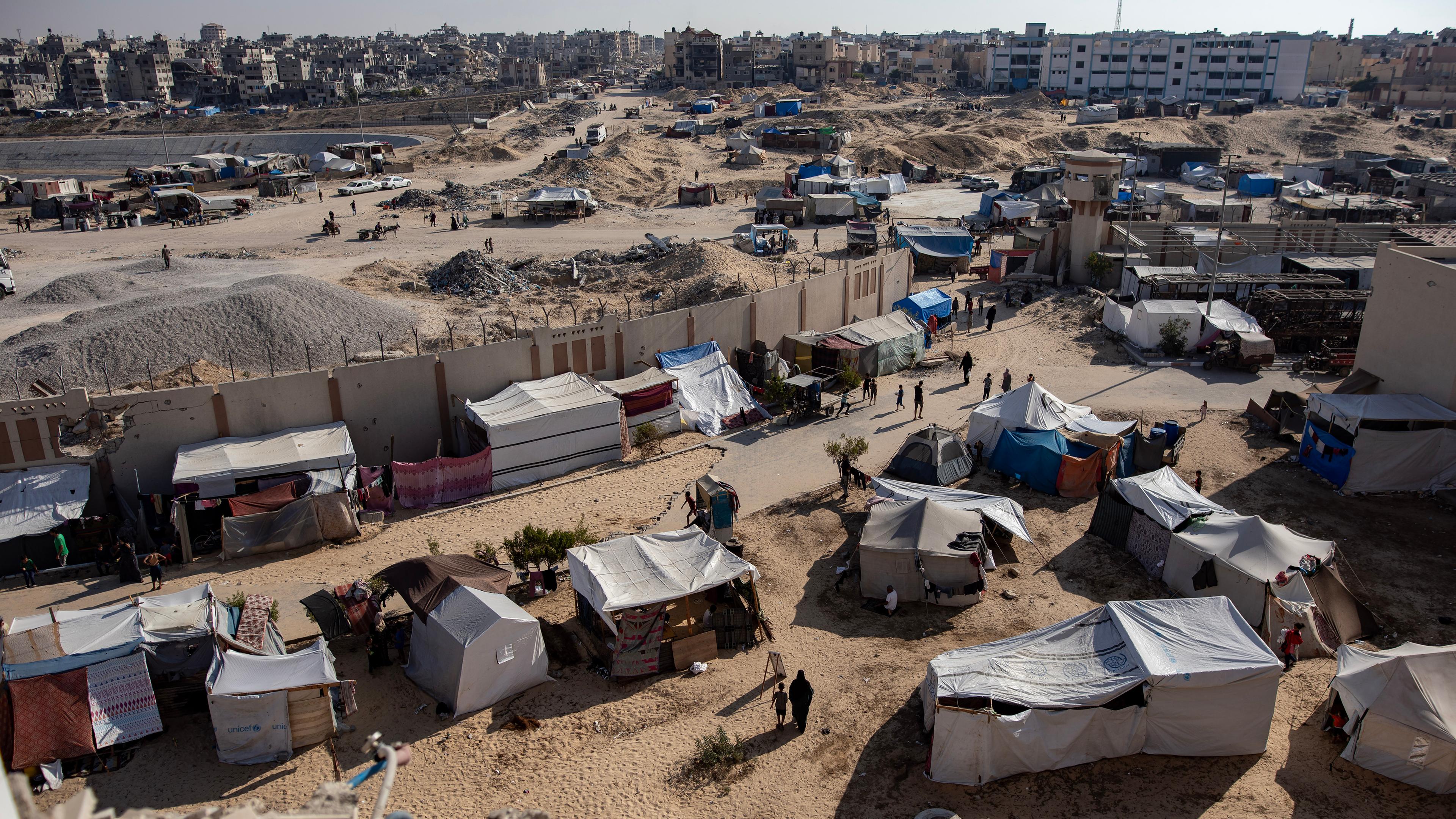 Palästinenser bauen Zelte im Hof ​​des Asdaa-Zentralgefängnisses auf, das in eine Unterkunft für Binnenvertriebene umgewandelt wurde, in Khan Younis, südlicher Gazastreifen, am 14. 08. 2024. 