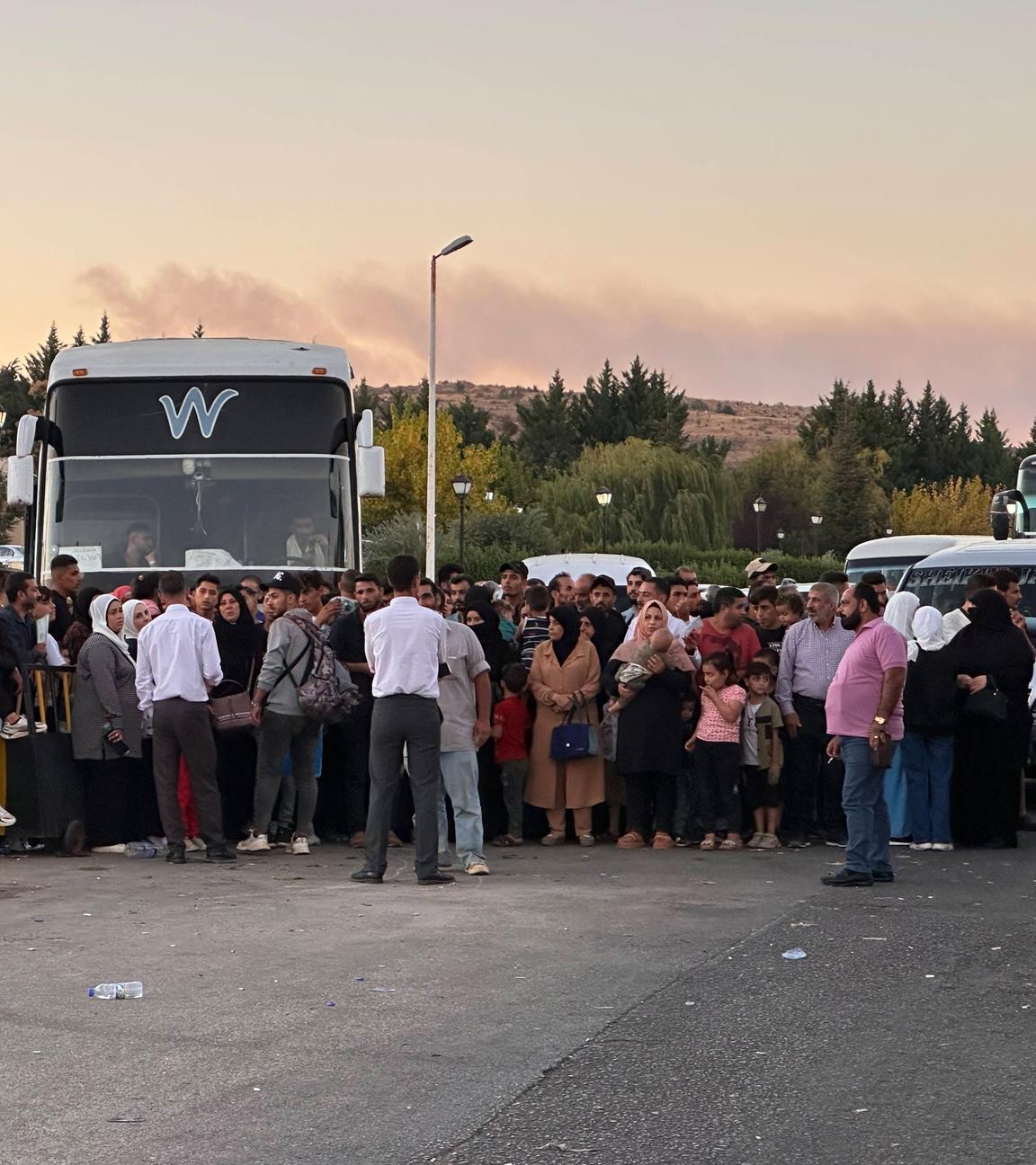 Menschen versammeln sich am Grenzübergang Jdeidat Yabous in der Nähe von Damaskus, Syrien.