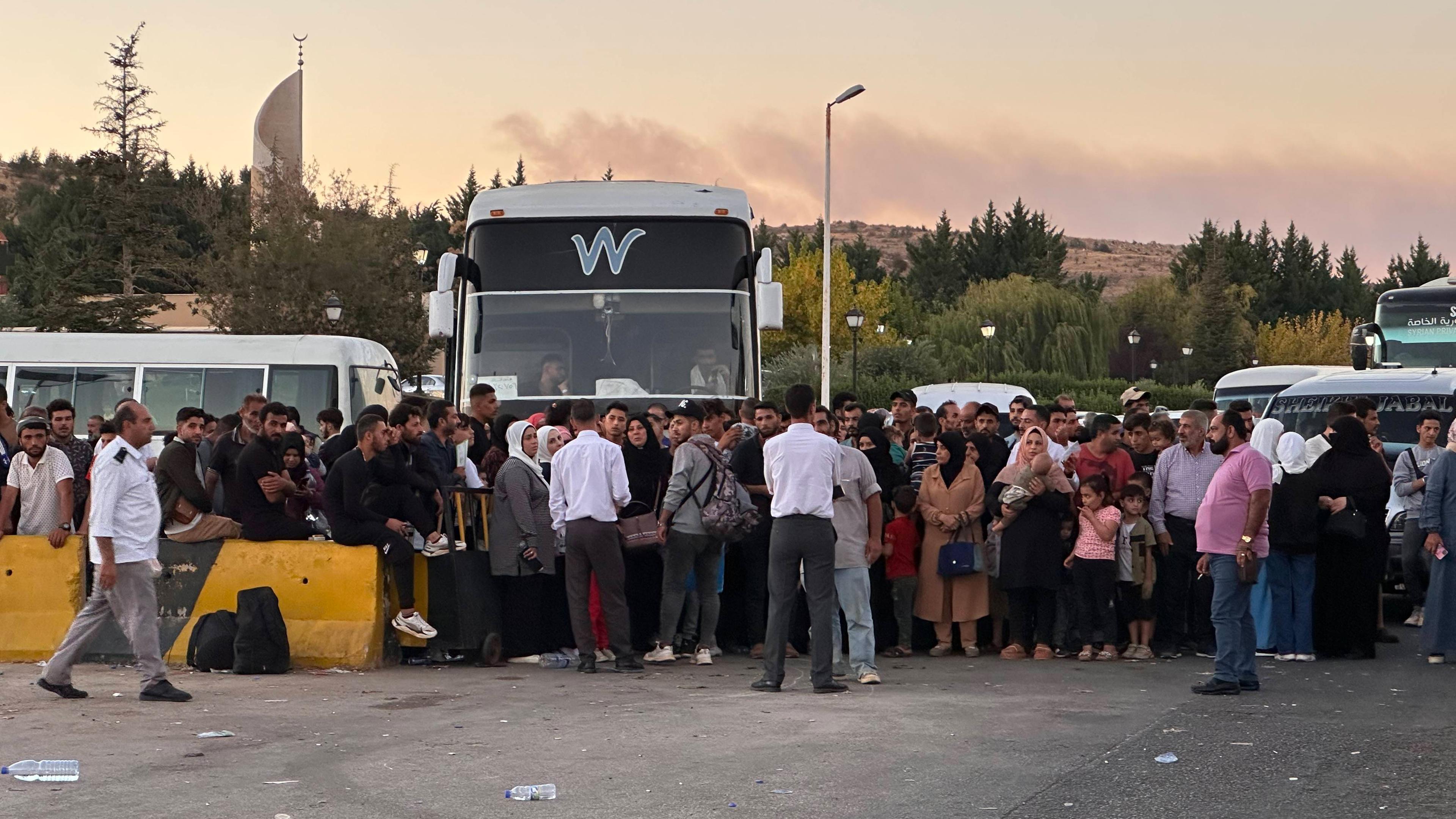 Menschen versammeln sich am Grenzübergang Jdeidat Yabous in der Nähe von Damaskus, Syrien.