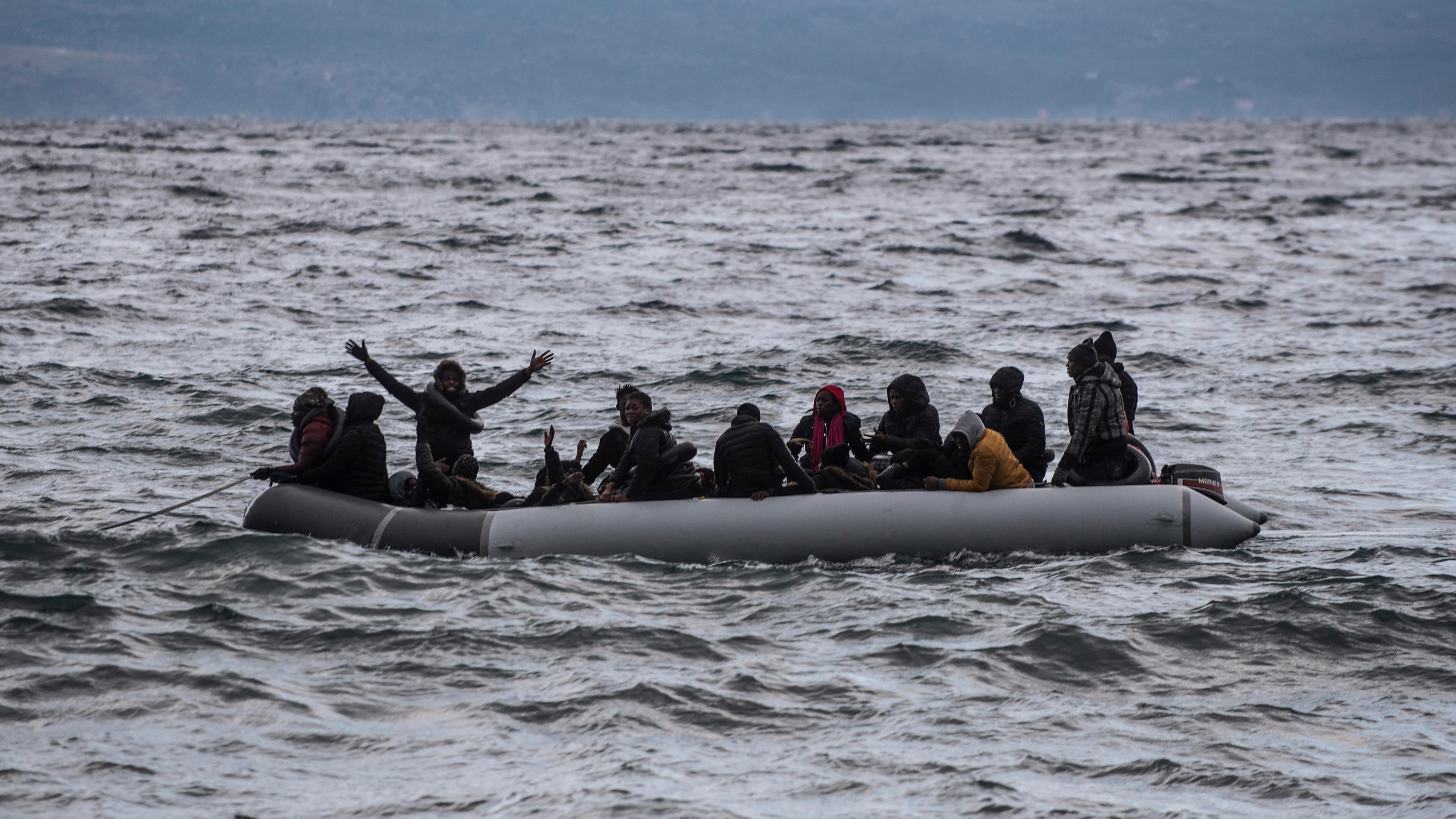 Flüchtlinge in einem Schlauchboot im Mittelmeer (Archivbild)