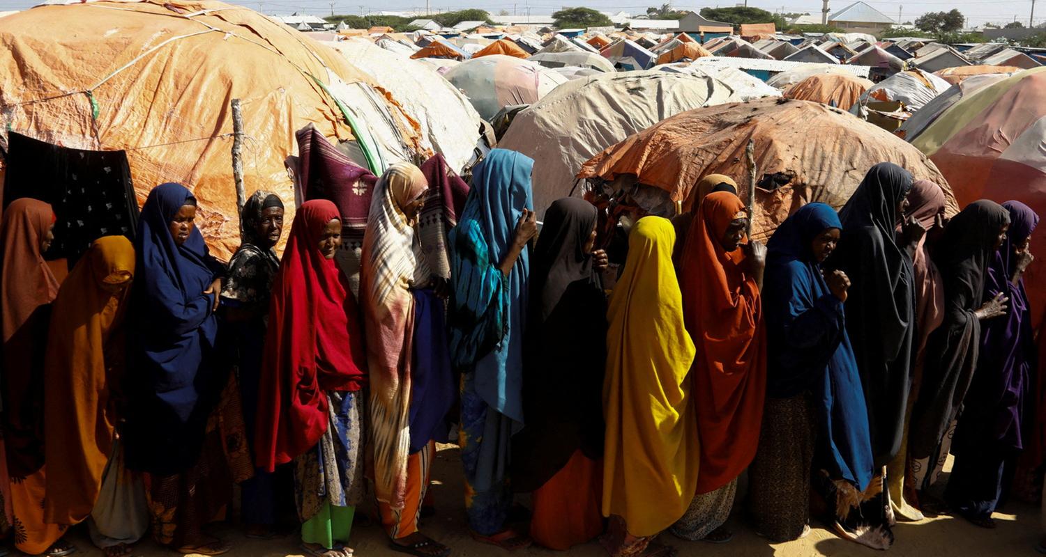 Intern vertriebene Somalier stellen sich an, um während des Ramadan Iftar-Lebensmittelrationen am Stadtrand von Mogadischu zu erhalten.